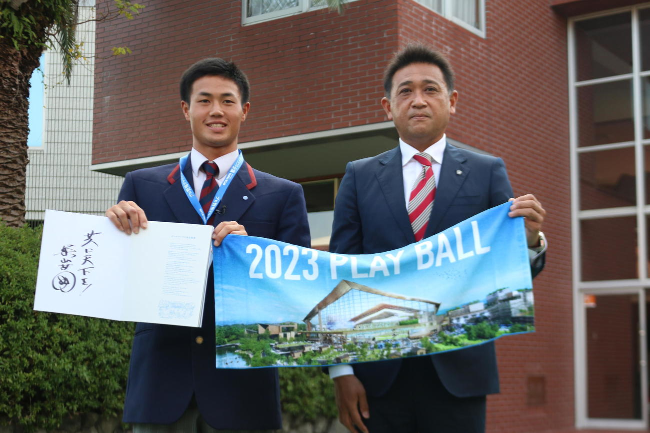 撮影に応じる日本ハム4位智弁和歌山・細川（左）と林スカウト（撮影・田中彩友美）