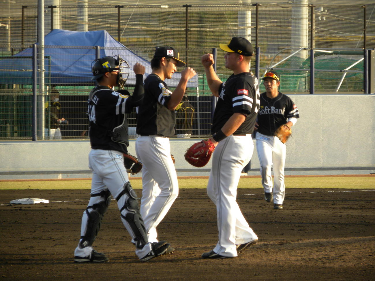 ウエスタン・リーグ2連覇を決めて肘タッチで喜ぶソフトバンクのリチャード（右）ら（撮影・松本航）