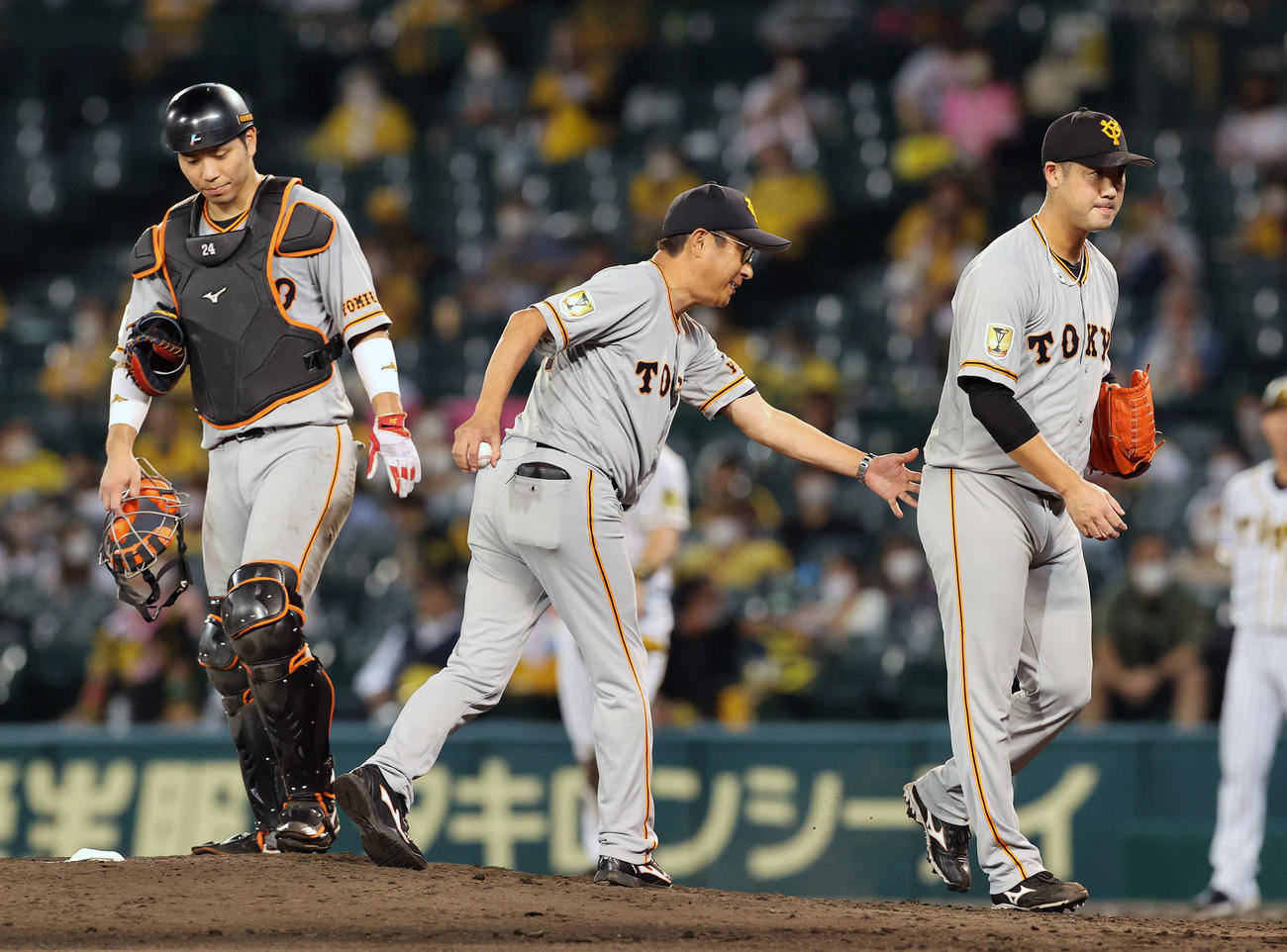 阪神対巨人　7回裏阪神2死一、三塁、ボーアの打席途中で降板となる大竹（右）。中央は宮本コーチ、左は大城（2020年9月7日）