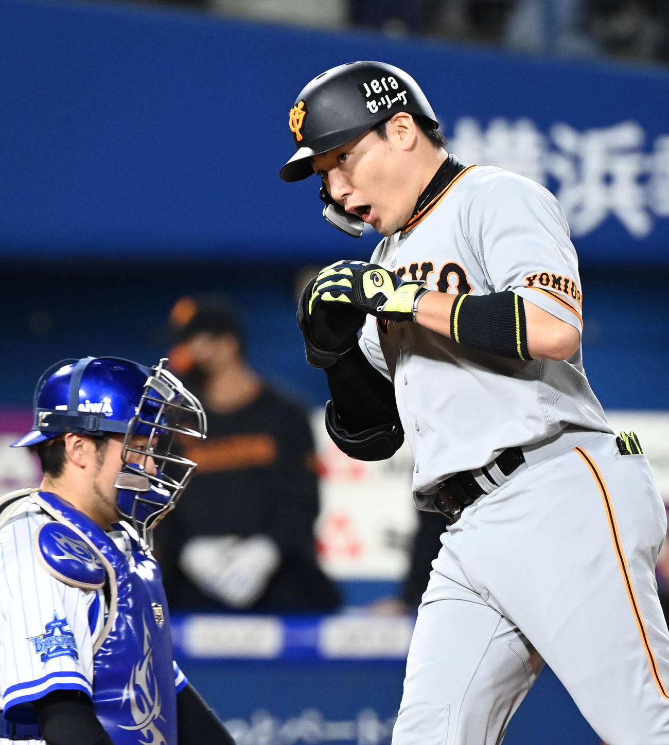 DeNA対巨人　2回表巨人1死、丸は右越えソロ本塁打を放ち丸ポーズで生還（撮影・山崎安昭）