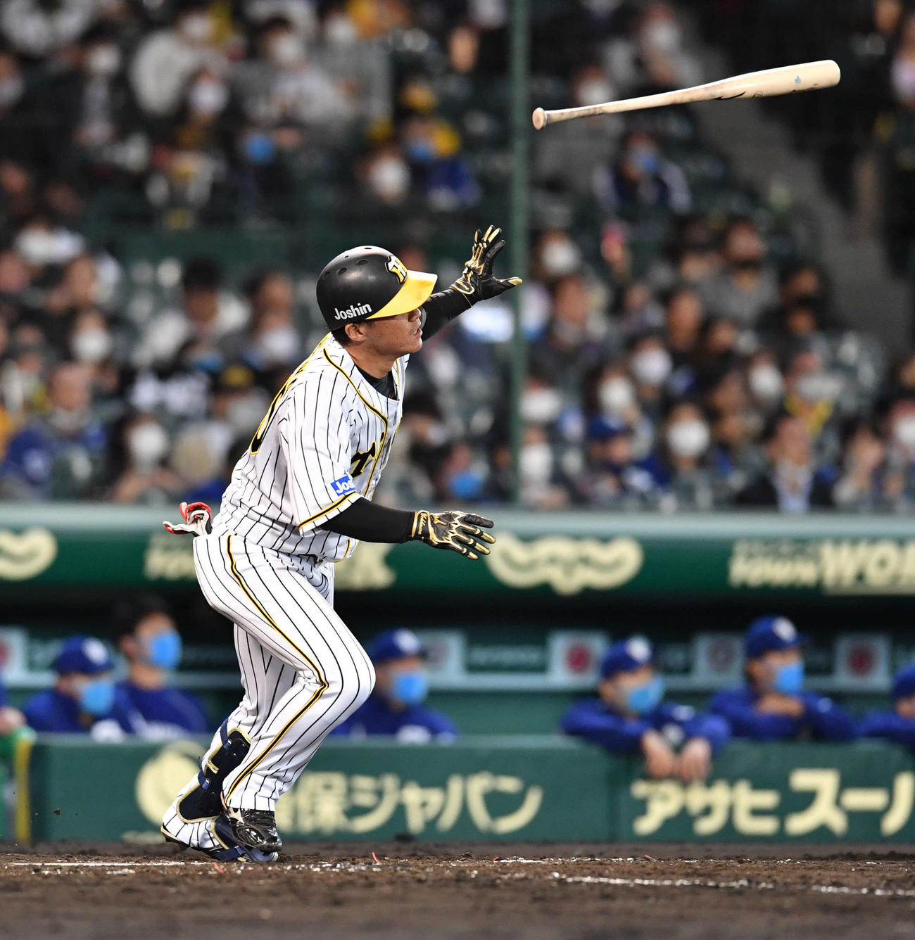 3回裏阪神2死一、二塁、陽川尚将は左中間へ適時二塁打を放つ（撮影・岩下翔太）