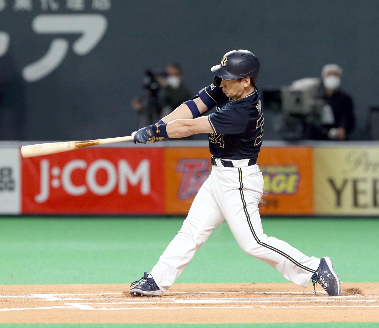 日本ハム対オリックス　6回表オリックス1死一、二塁、吉田正は逆転となる右越え3点本塁打を放つ（撮影・佐藤翔太）