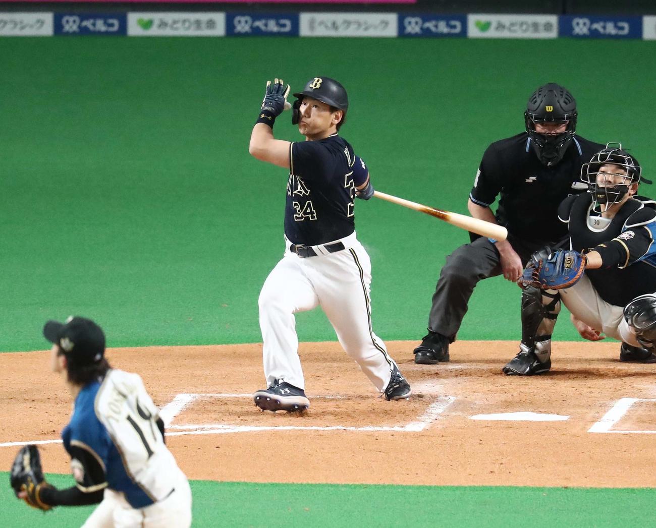 日本ハム対オリックス　6回表オリックス1死一、二塁、右越え3点本塁打を放つ吉田正（撮影・黒川智章）