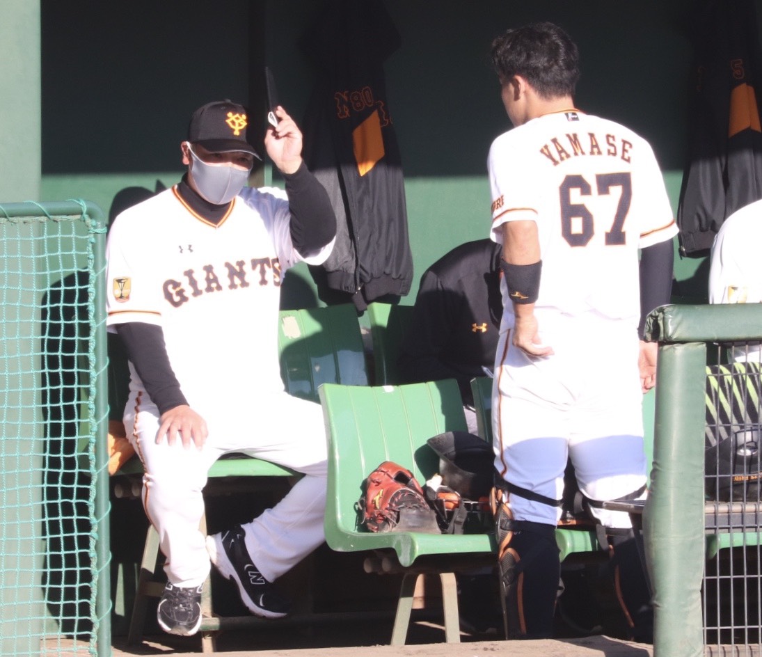 巨人山瀬（右）にアドバイスを送る阿部2軍監督（撮影・久永壮真）