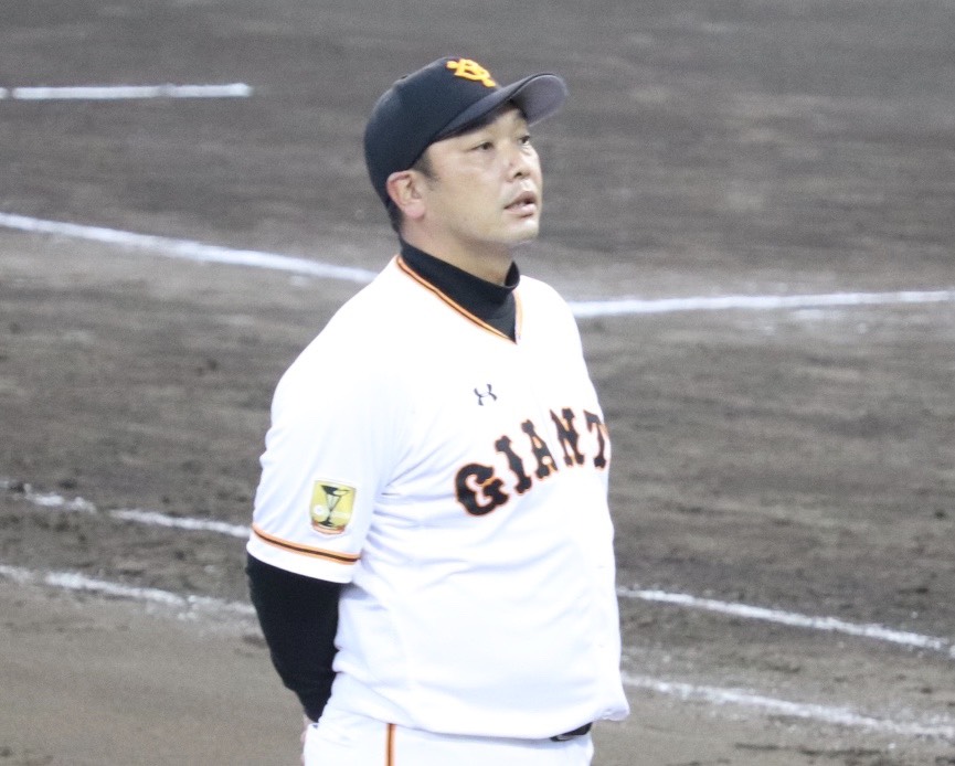 イースタン・リーグ本拠地最終戦を終え、スタンドのファンを見渡す巨人阿部2軍監督（撮影・久永壮真）
