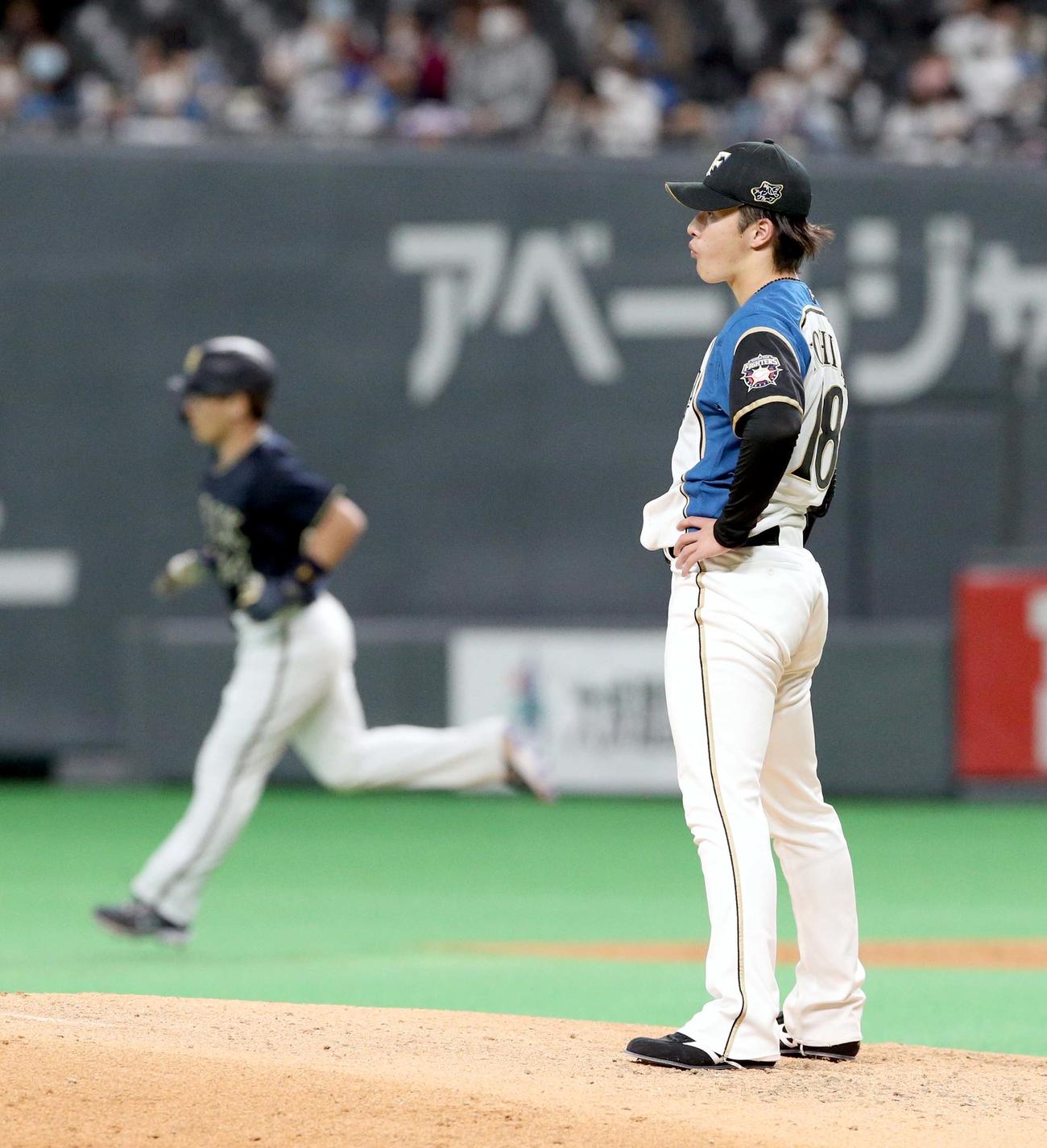 日本ハム対オリックス　6回表オリックス1死一、二塁、吉田正（左奥）に逆転となる右越え3点本塁打を浴びる日本ハム吉田輝（撮影・佐藤翔太）