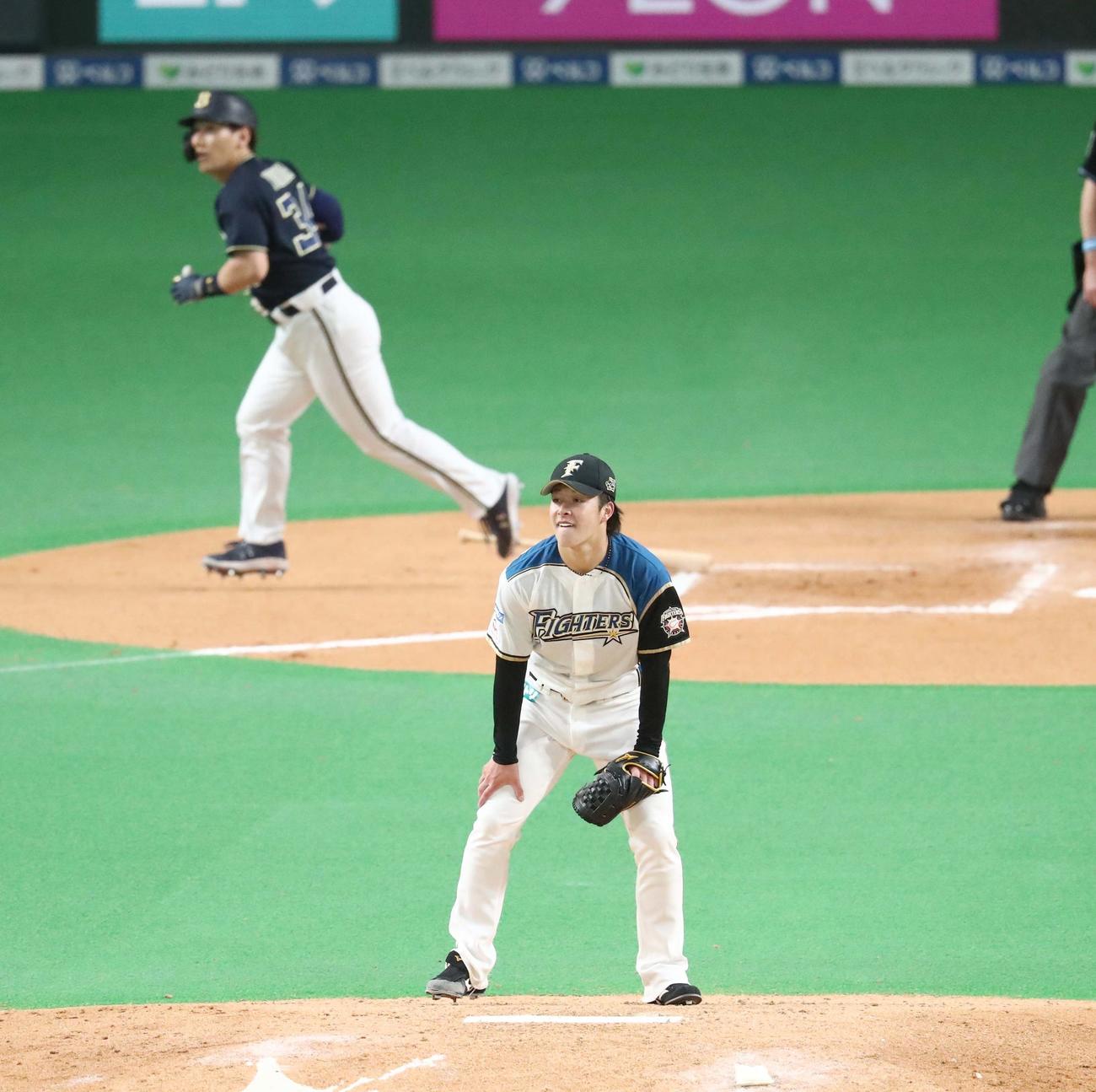 日本ハム対オリックス　6回表オリックス1死一、二塁、吉田正に右越え3点本塁打を浴びる吉田輝（撮影・黒川智章）