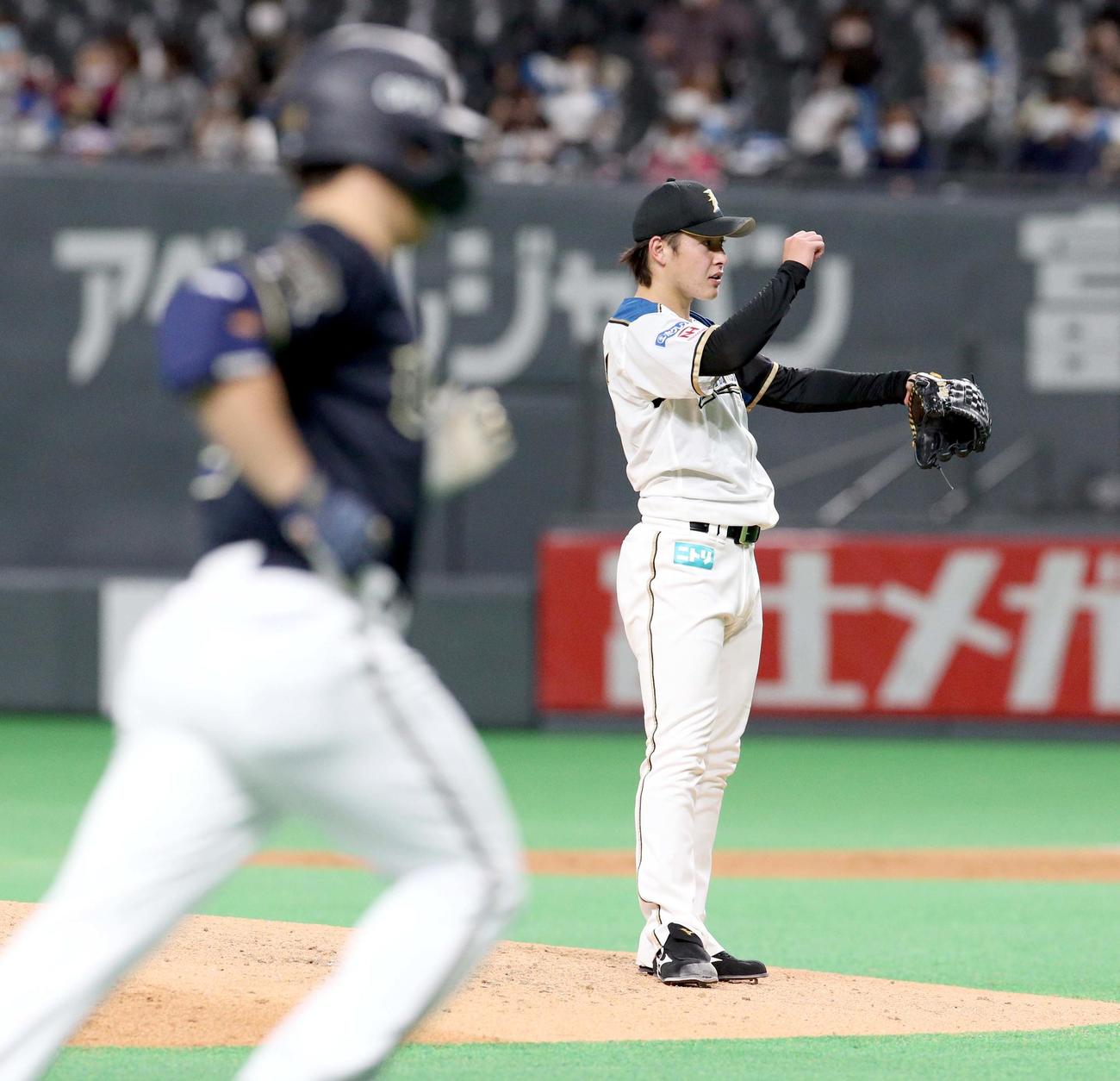 日本ハム対オリックス　6回表オリックス1死一、二塁、吉田正（左手前）に逆転となる右越え3点本塁打を浴びる日本ハム吉田輝（撮影・佐藤翔太）