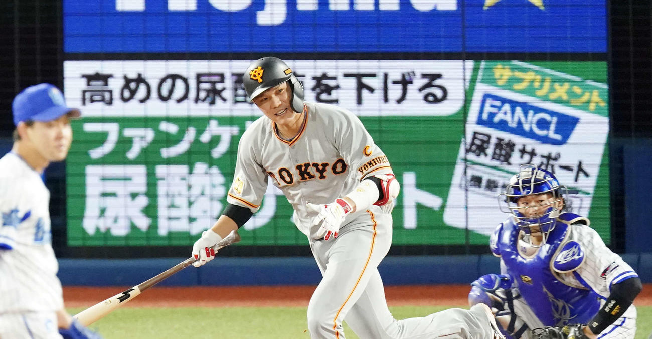 DeNA対巨人　6回表巨人1死一塁、左前打を放つ坂本。投手平良（撮影・江口和貴）