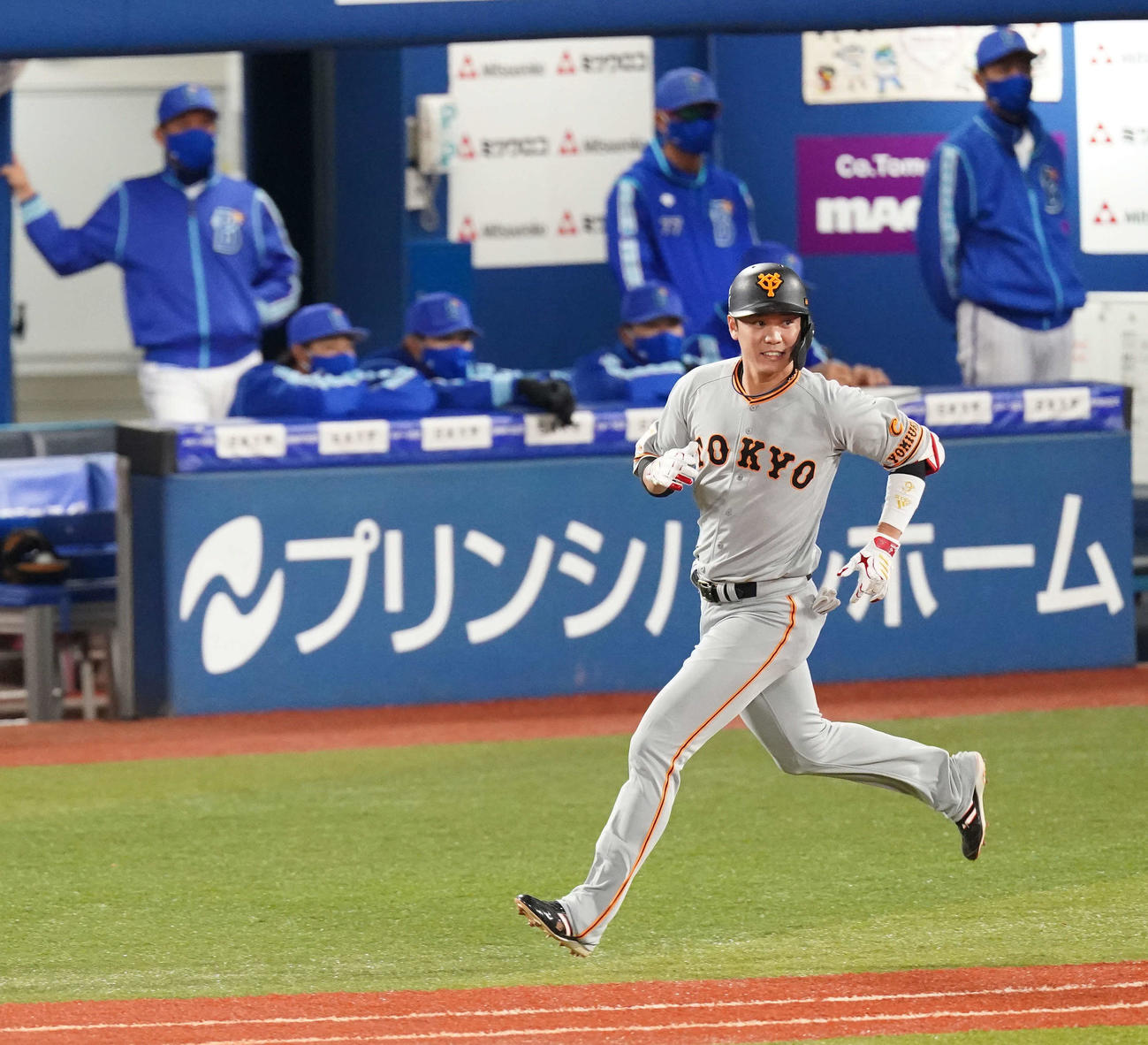 DeNA対巨人　6回表巨人1死一塁、左前打を放つ坂本（撮影・江口和貴）