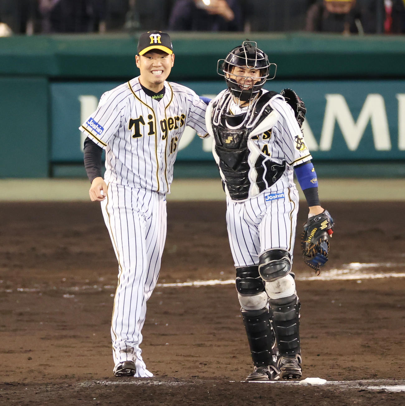 阪神対中日　完投勝利をあげ捕手梅野隆太郎（右）と抱き合う西勇輝（撮影・清水貴仁）