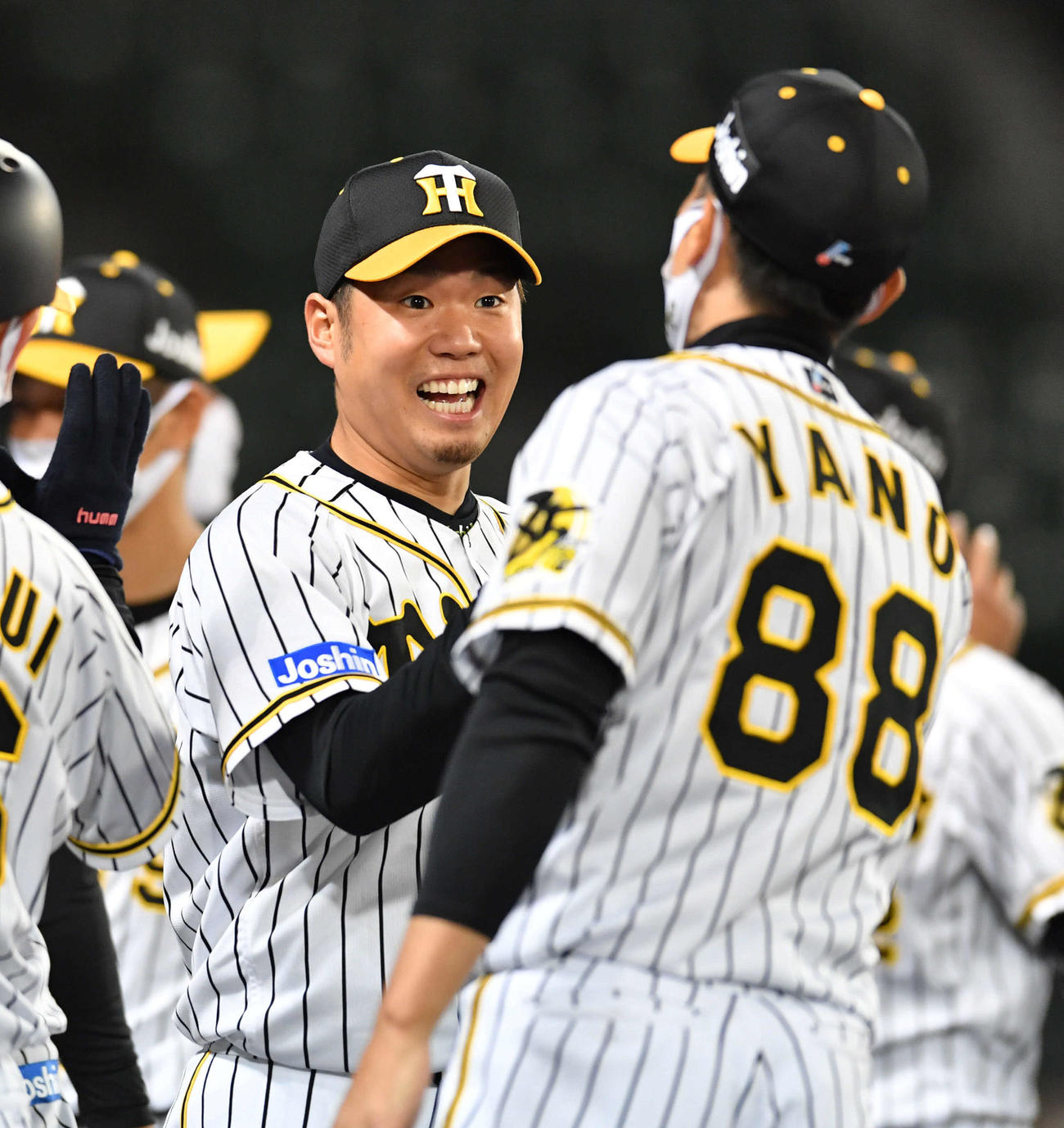1失点完投で中日に勝利し、阪神矢野監督（右）と笑顔でエアタッチする西（撮影・岩下翔太）