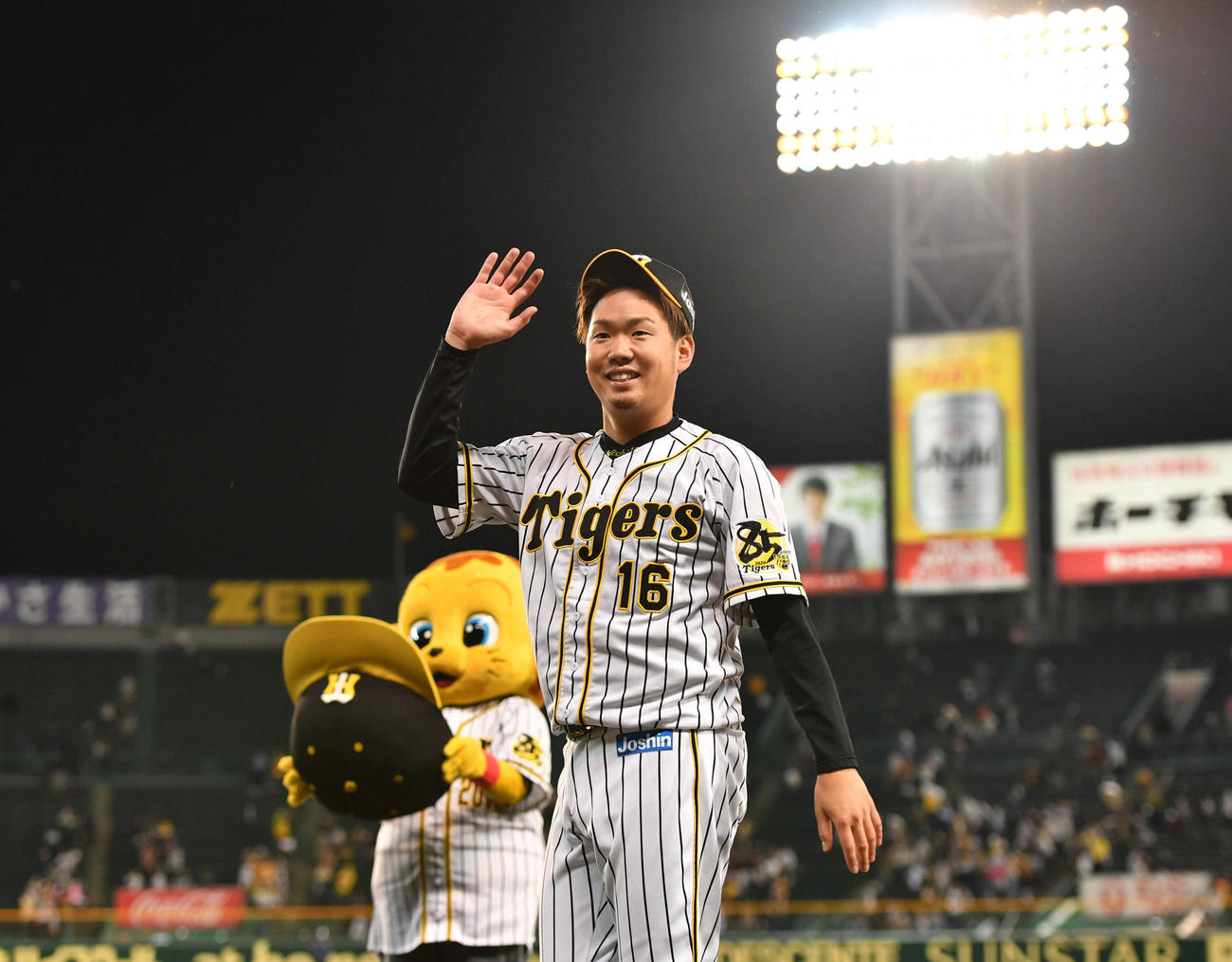 ヒーローインタビュー終え、ファンに笑顔で手を振って引き揚げる阪神西（撮影・岩下翔太）