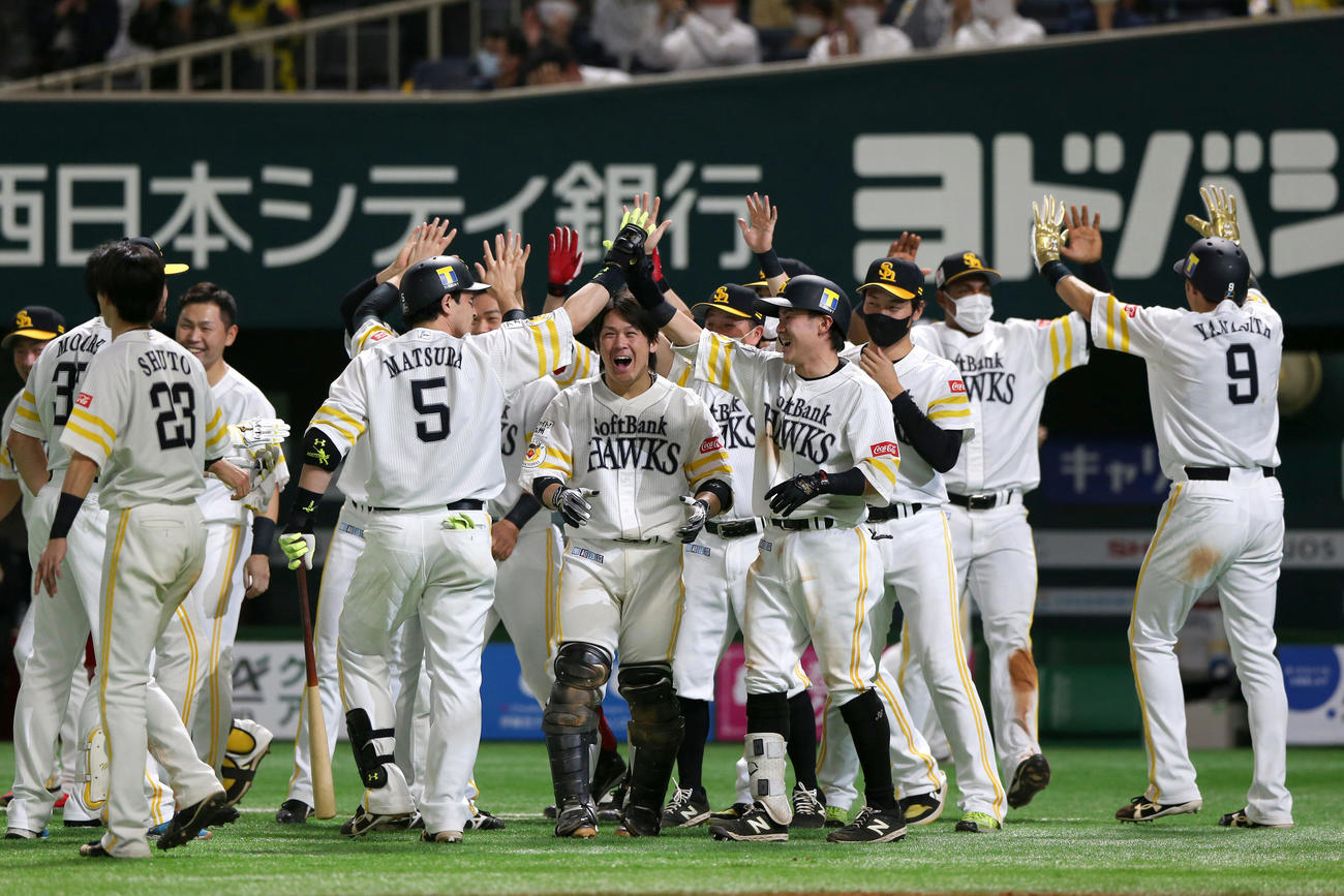 ソフトバンク対ロッテ　暴投からの逆転サヨナラ勝ちに歓喜する甲斐（中央）らソフトバンクナイン（撮影・上山淳一）