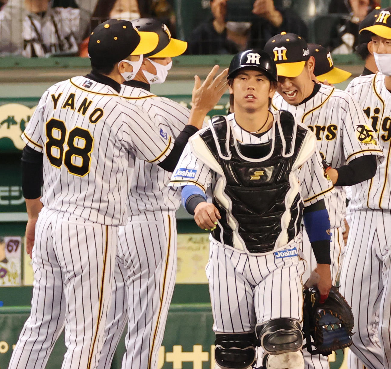 阪神対中日　完投勝利をあげた西勇輝（右）とタッチを交わす矢野耀大監督（撮影・清水貴仁）