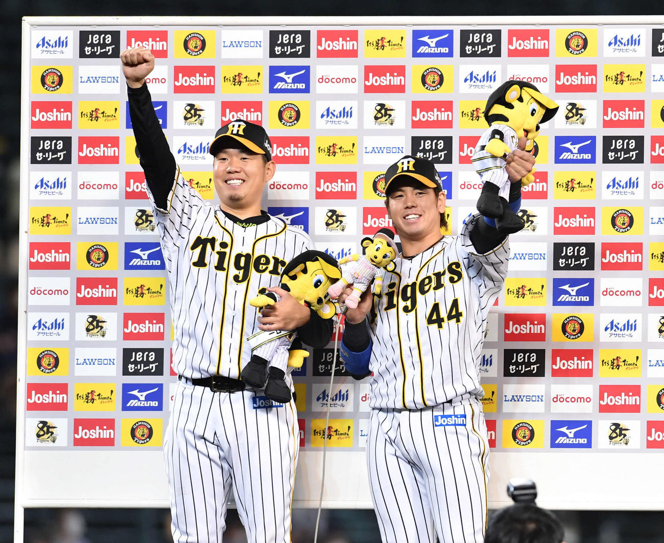 阪神対中日　「明日も勝つばい！」でヒーローインタビューを締める梅野（右）と西勇（撮影・岩下翔太）