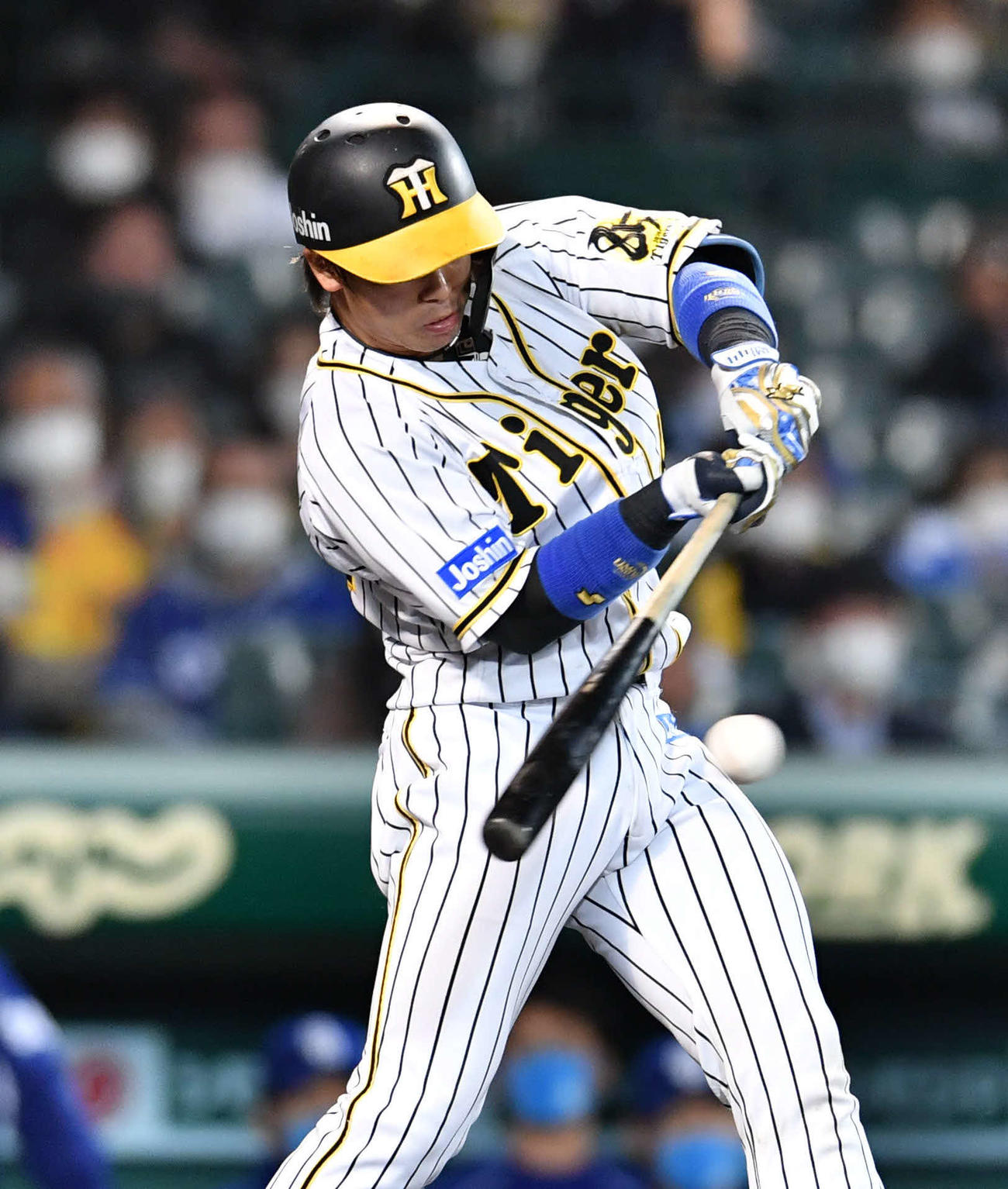 阪神対中日24回戦　6回裏阪神1死、梅野隆太郎は右前安打を放つ（撮影・岩下翔太）