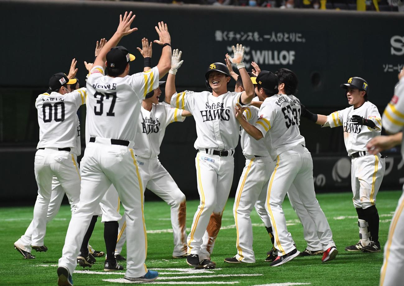 ソフトバンク対ロッテ　9回裏ソフトバンク1死二、三塁、松田宣浩のとき、益田直也の暴投で三塁走者柳田悠岐に続き二塁走者の釜元豪が逆転のホームを踏み、万歳する（撮影・今浪浩三）