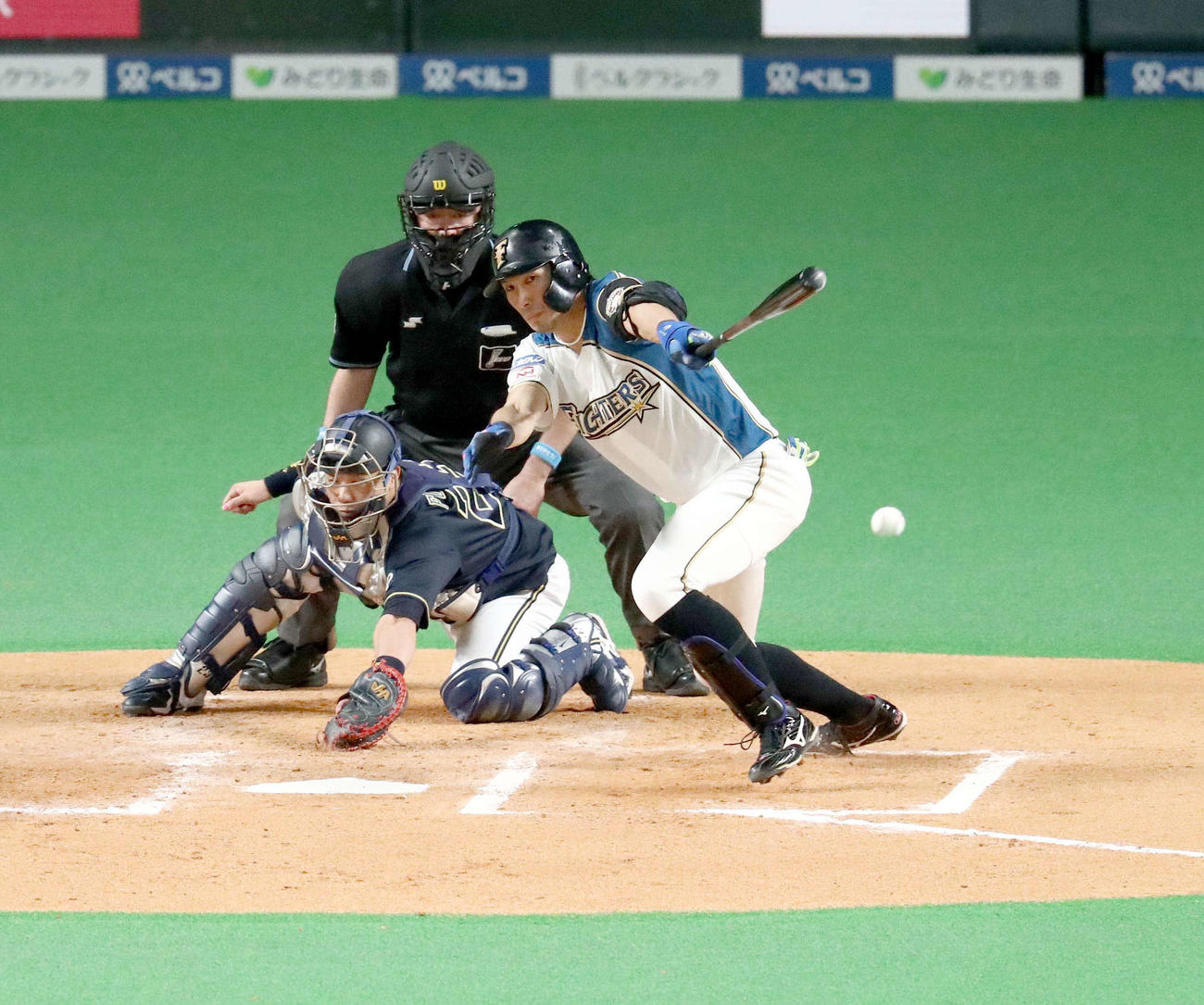 日本ハム対オリックス　6回裏日本ハム1死二、三塁、遊内野安打を放つ大田（撮影・黒川智章）