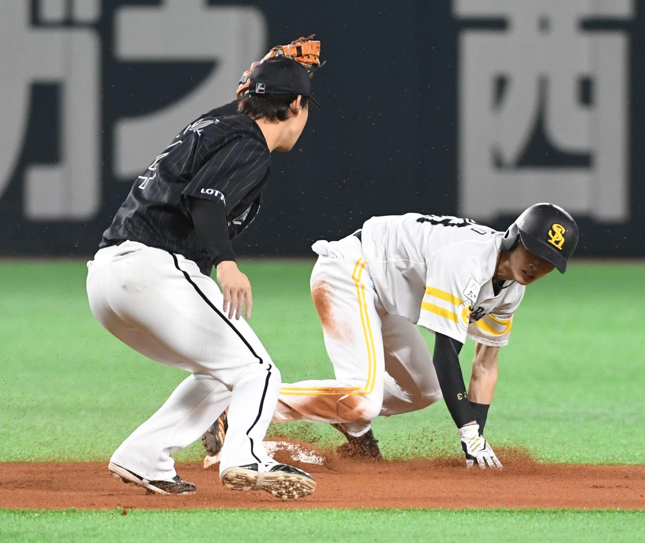 ソフトバンク対ロッテ　1回裏ソフトバンク無死一塁、打者中村晃の時、周東は12試合連続となる二盗を決め、日本新記録を達成する（撮影・今浪浩三）
