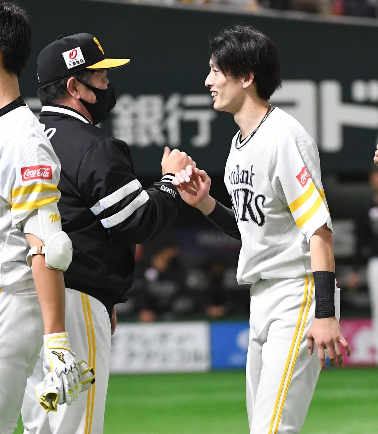 ソフトバンク対ロッテ　9回裏、サヨナラ暴投で勝利し、ソフトバンク周東佑京を出迎える工藤公康監督（撮影・今浪浩三）