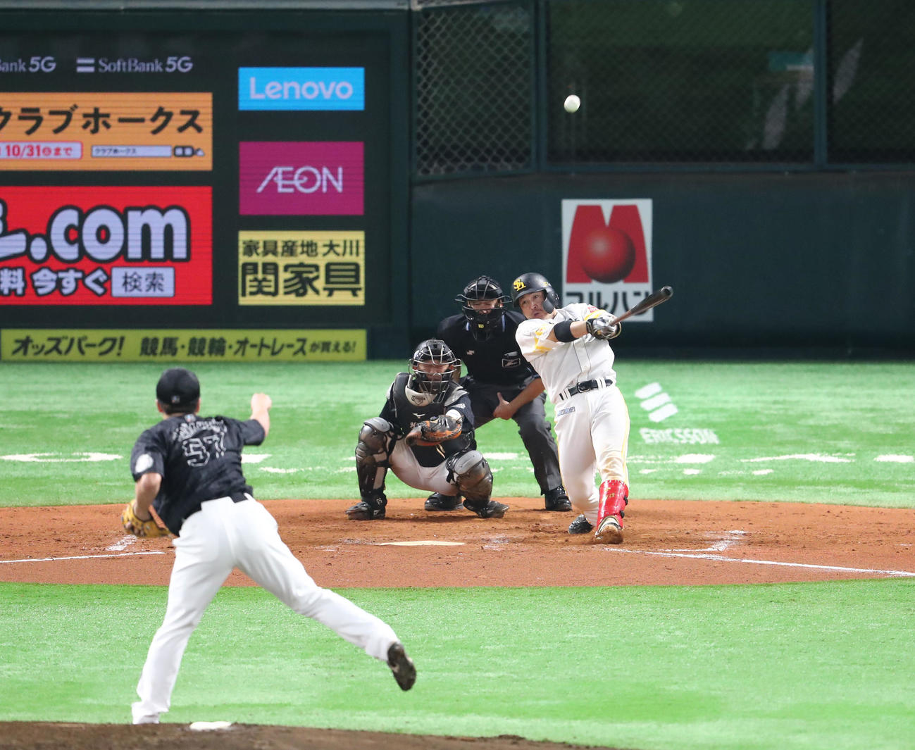 ソフトバンク対ロッテ　8回裏ソフトバンク1死、甲斐拓也は左越えに本塁打を放つ（撮影・梅根麻紀）