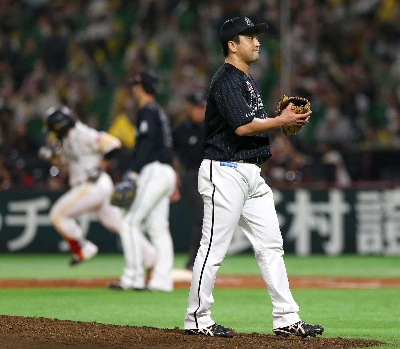 ソフトバンク対ロッテ　8回裏ソフトバンク1死、沢村は甲斐に左中間越え本塁打を被弾する（撮影・上山淳一）