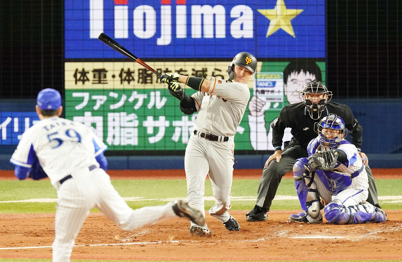 DeNA対巨人　2回表巨人1死、プロ通算200号となるソロ本塁打を右越えに放つ丸。投手平良（撮影・江口和貴）