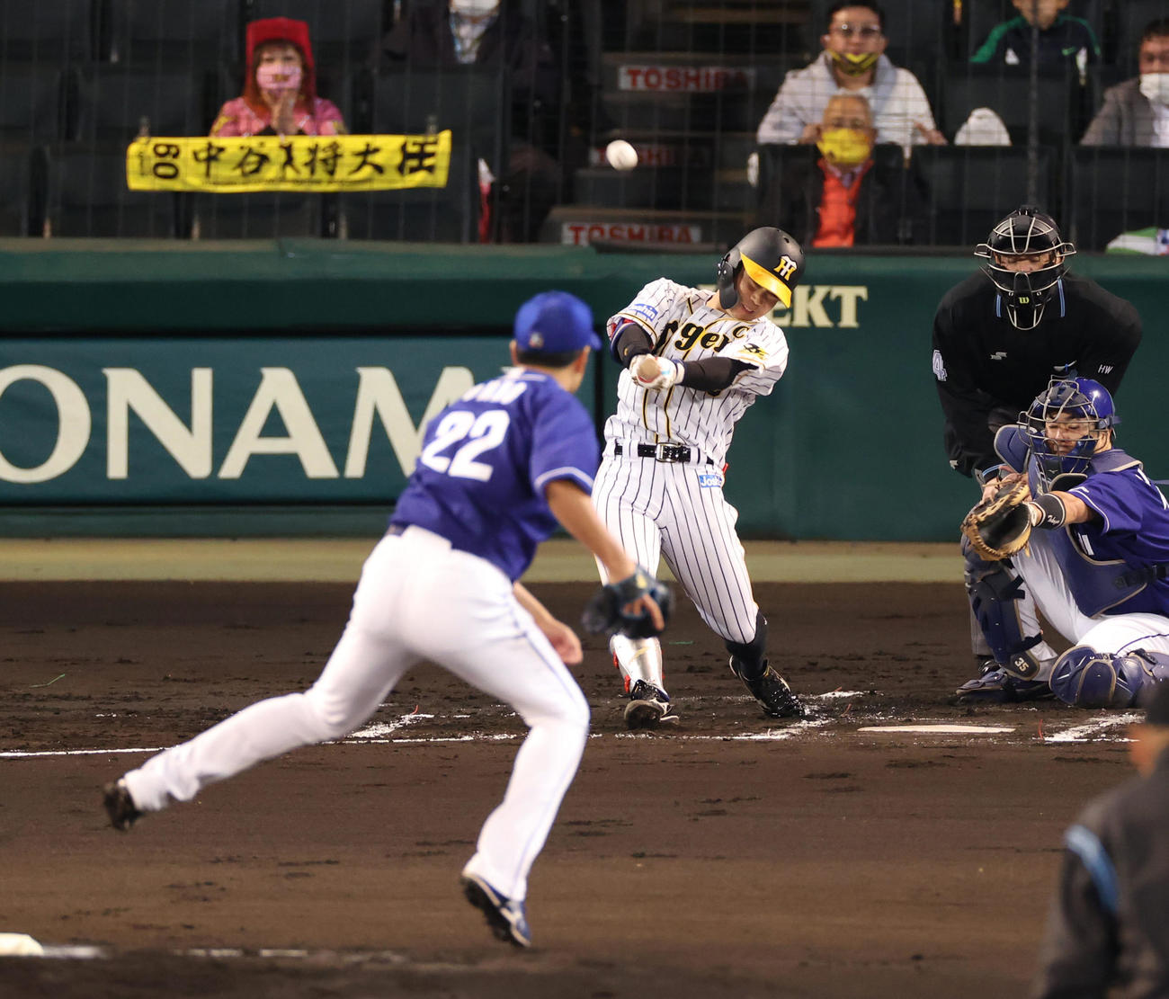 阪神対中日　1回裏阪神無死一塁、中日大野雄大から右中間へ同点適時二塁打を放つ糸原健斗（撮影・清水貴仁）