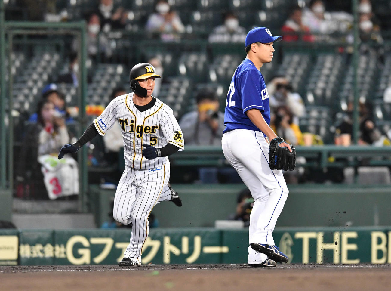 阪神対中日　1回裏阪神無死一塁、糸原に右中間へ同点適時二塁打を打たれ、46イニングぶりに失点した大野雄、左は近本（撮影・岩下翔太）