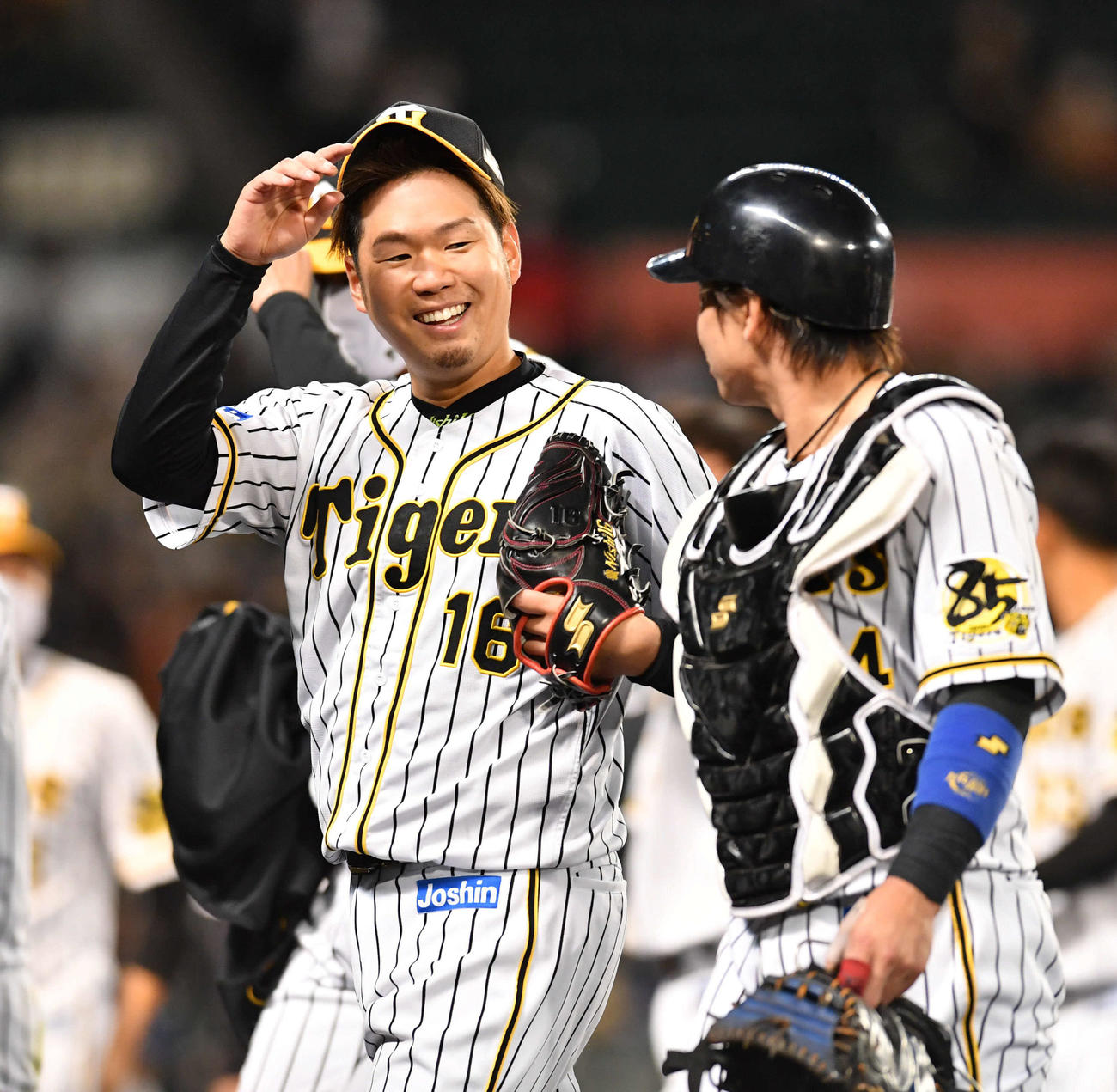 阪神対中日　1失点完投で勝利し、梅野隆太郎（右）と談笑しながら引き揚げる西勇輝（撮影・岩下翔太）