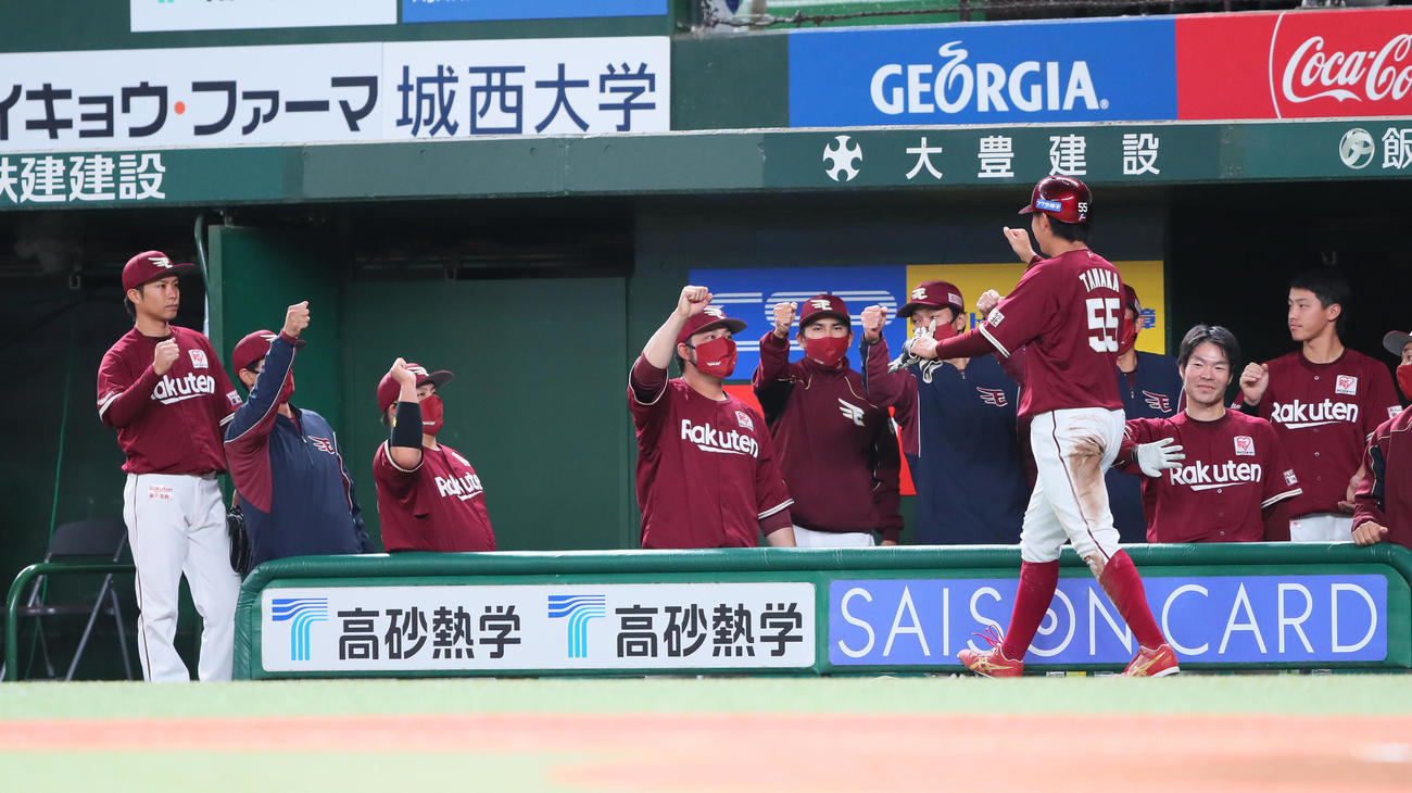 西武対楽天　2回表楽天1死二塁、小郷の左前適時打で生還した田中貴（手前右）を迎える辛島（左端）らナイン（撮影・足立雅史）