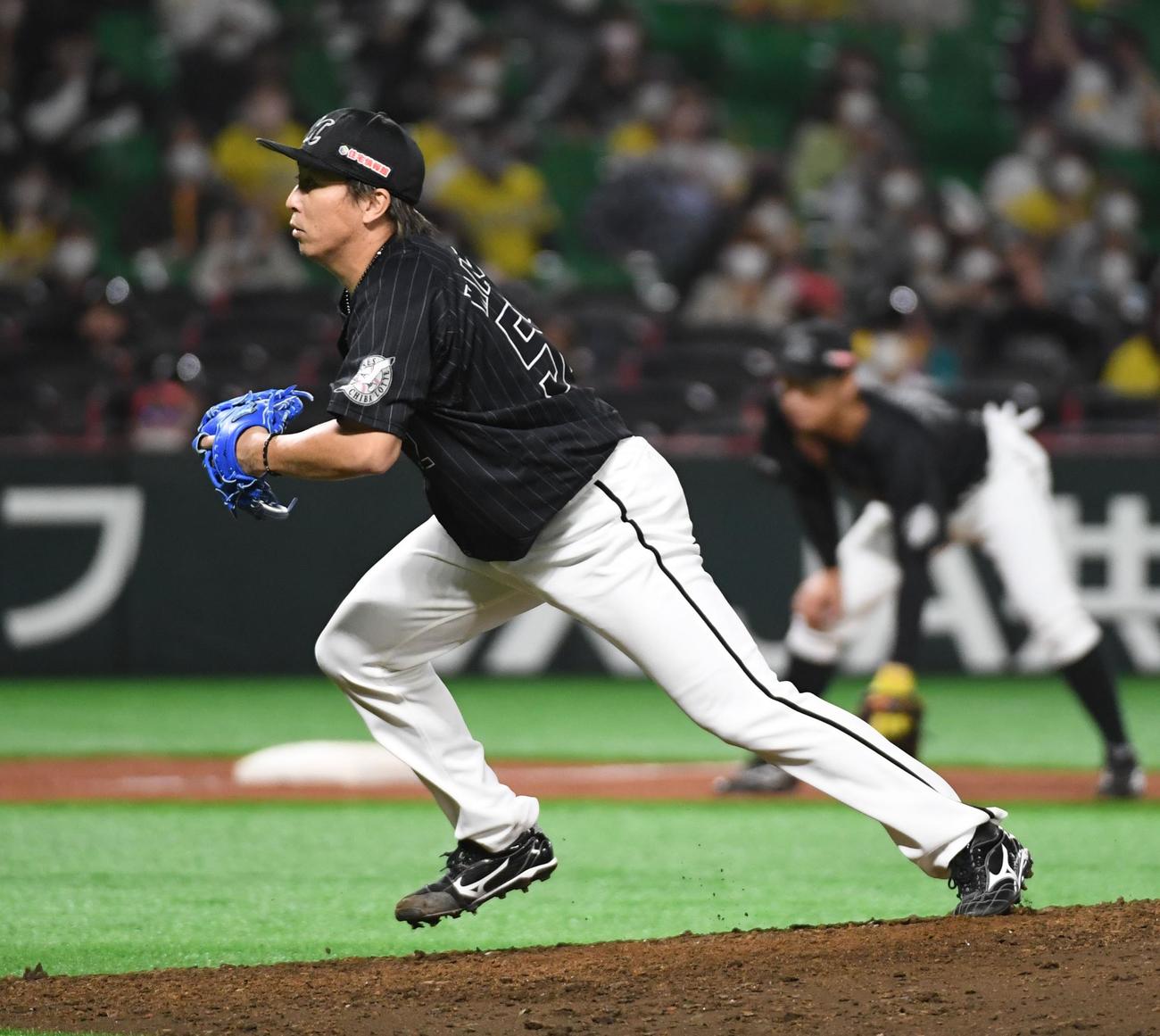 ソフトバンク対ロッテ　9回裏ソフトバンク1死二、三塁、松田宣浩のとき、益田直也は暴投しホームに駆け寄るが逆転負け（撮影・今浪浩三）