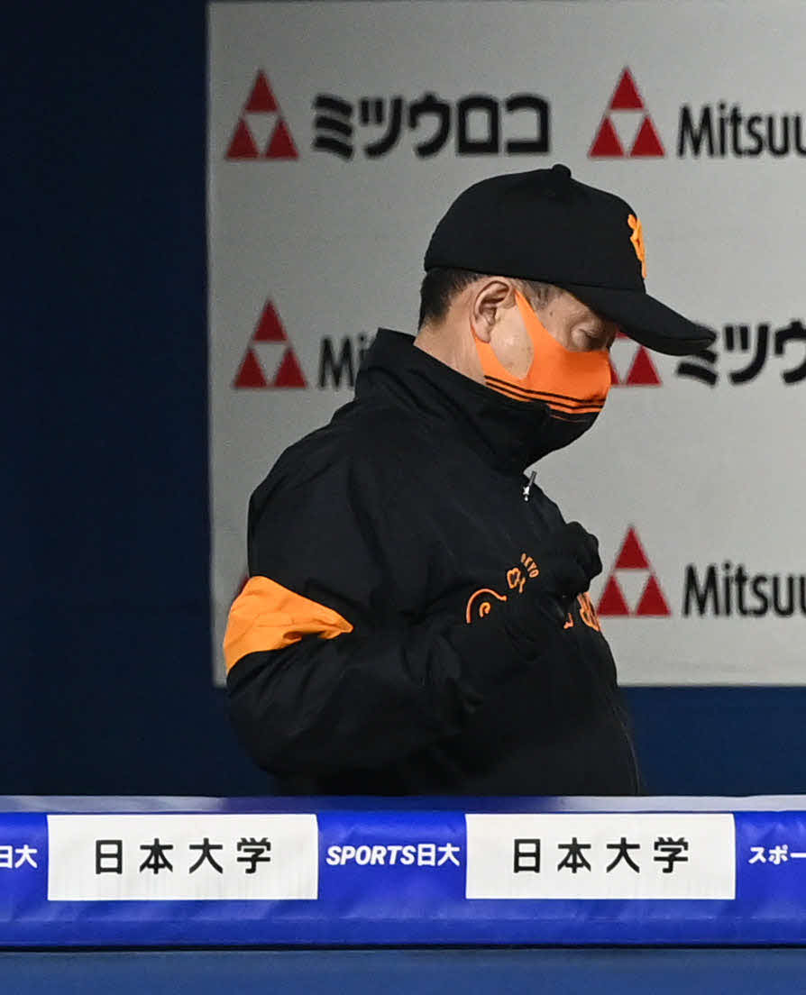 DeNA対巨人　DeNAに3連敗して引き揚げる巨人原監督（撮影・山崎安昭）