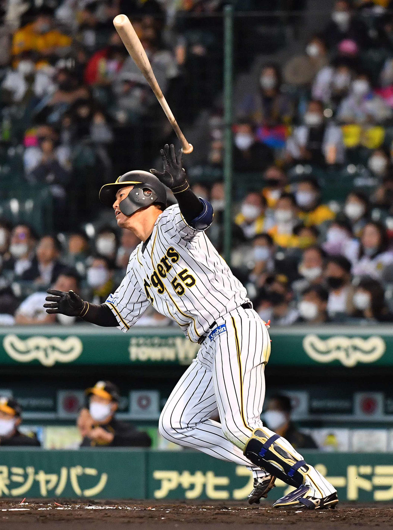 阪神対中日　3回裏阪神2死一、二塁、中越えへ適時二塁打を放つ陽川尚将（撮影・上田博志）
