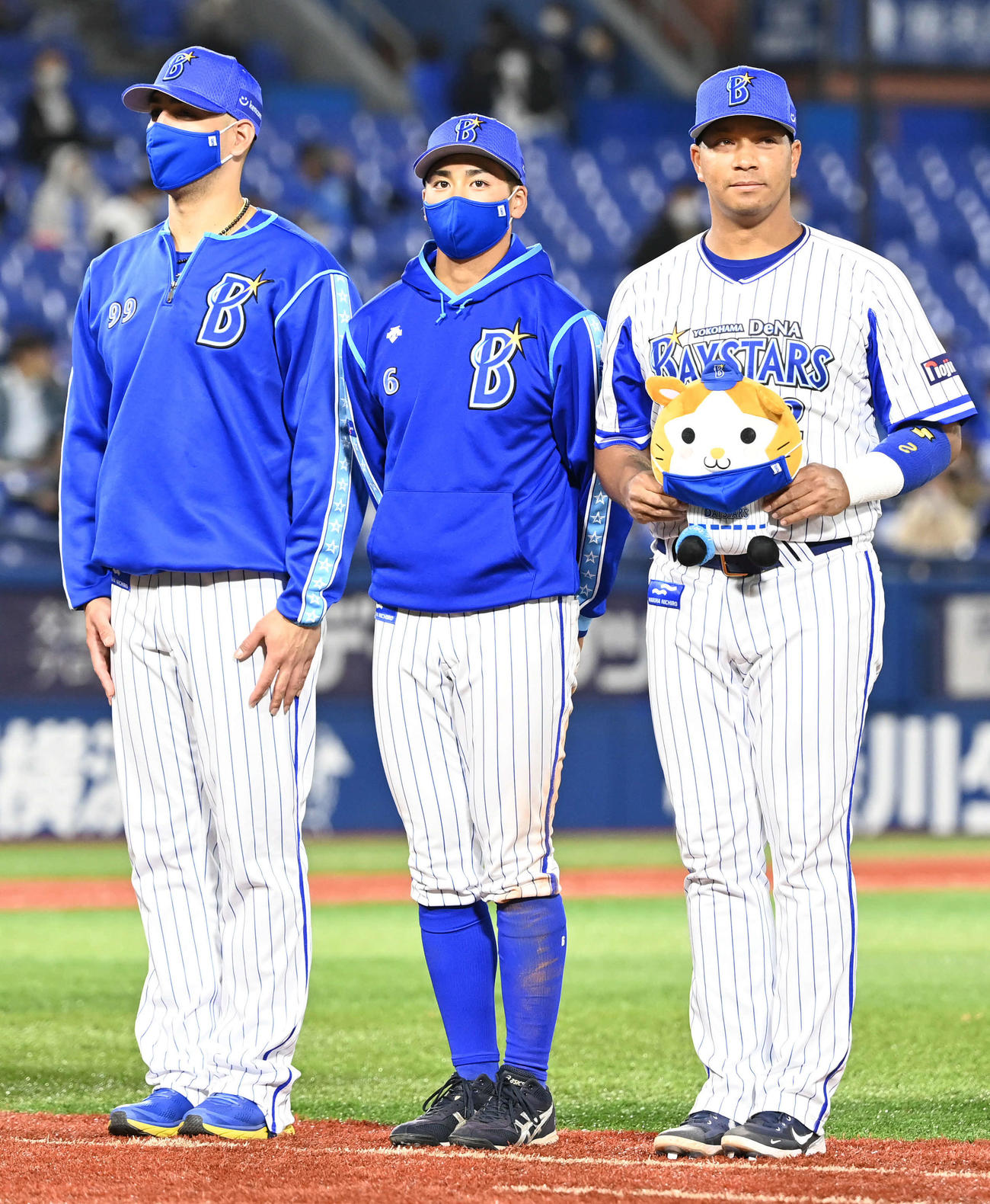 DeNA対巨人　森（中央）はソト（左）とロペスと並び、直立不動で応援歌を聞く（撮影・山崎安昭）