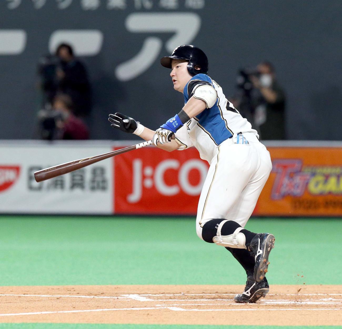 日本ハム対オリックス　2回裏日本ハム1死二塁、渡辺は先制となる左前適時打を放つ（撮影・佐藤翔太）