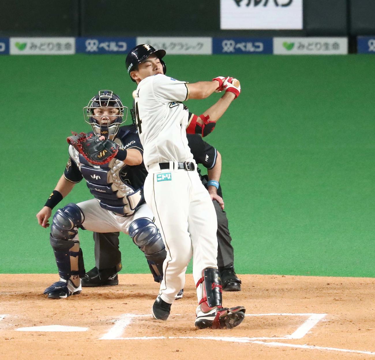 日本ハム対オリックス　10回裏日本ハム無死、三振に終わる野村（撮影・黒川智章）