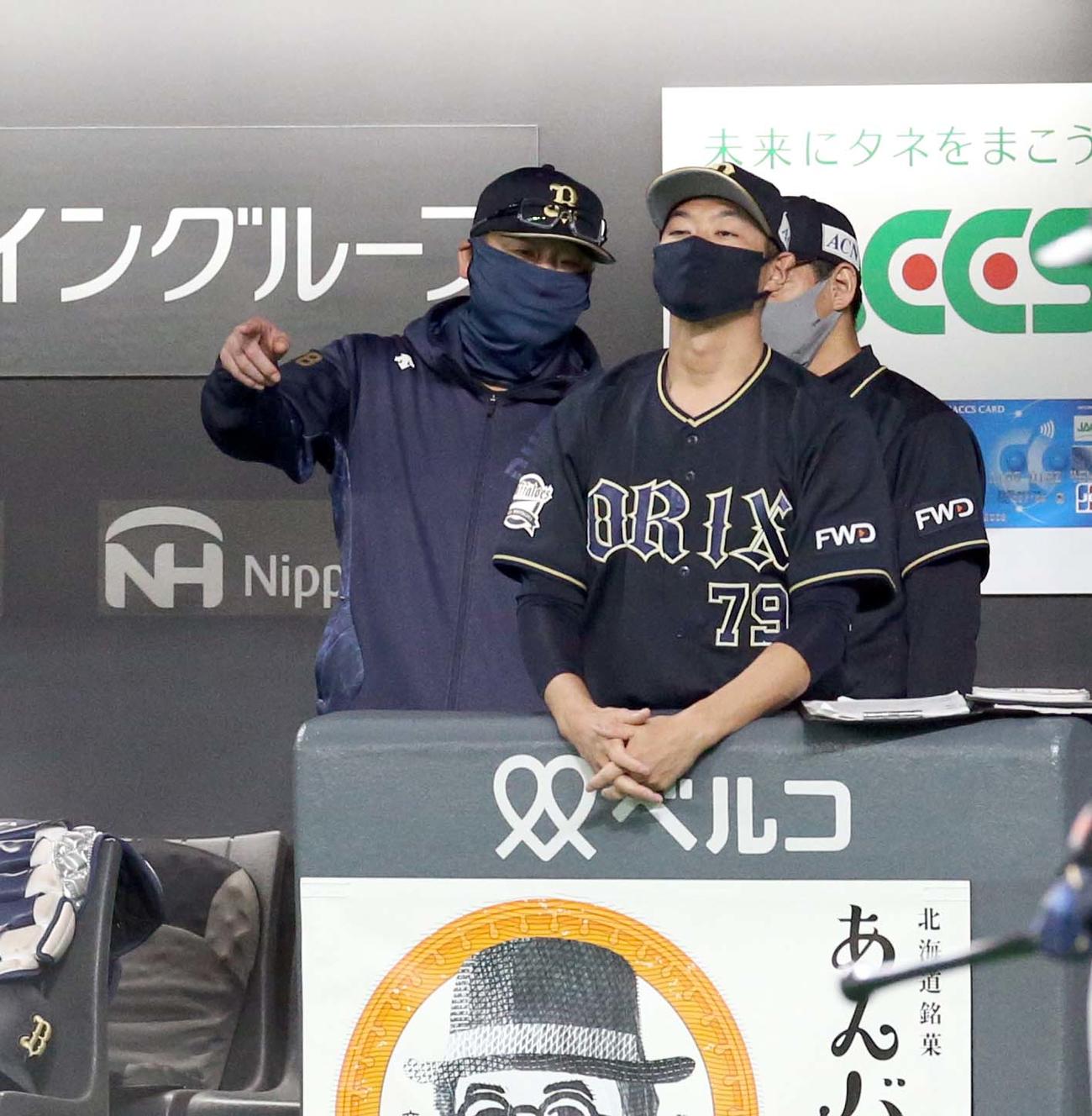 日本ハム対オリックス　ベンチから指示を出すオリックス中嶋監督代行（左奥）（撮影・佐藤翔太）