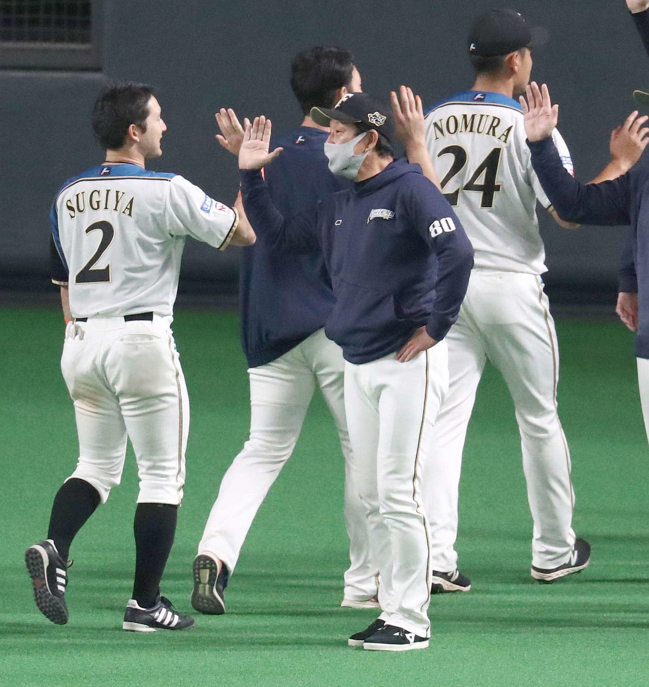 日本ハム対オリックス　試合後、ナインを出迎える栗山監督（撮影・黒川智章）