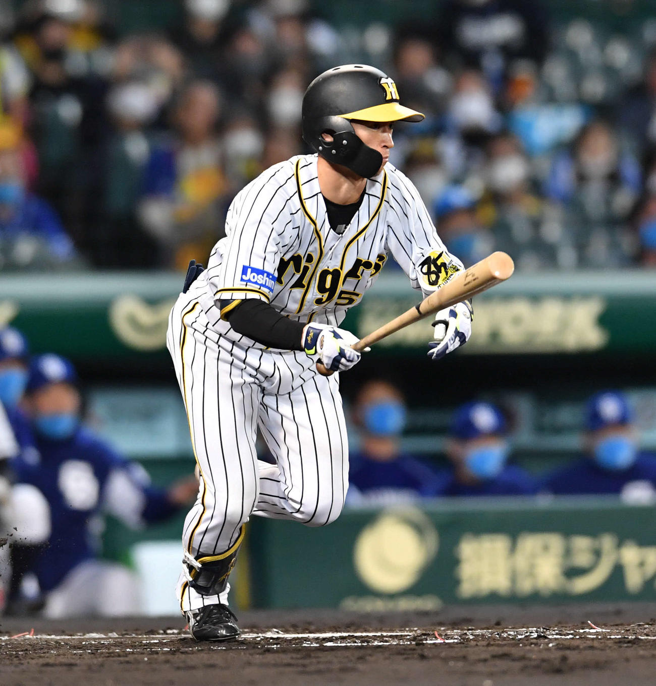 阪神対中日　1回裏阪神無死、近本は右前打を放つ（撮影・岩下翔太）