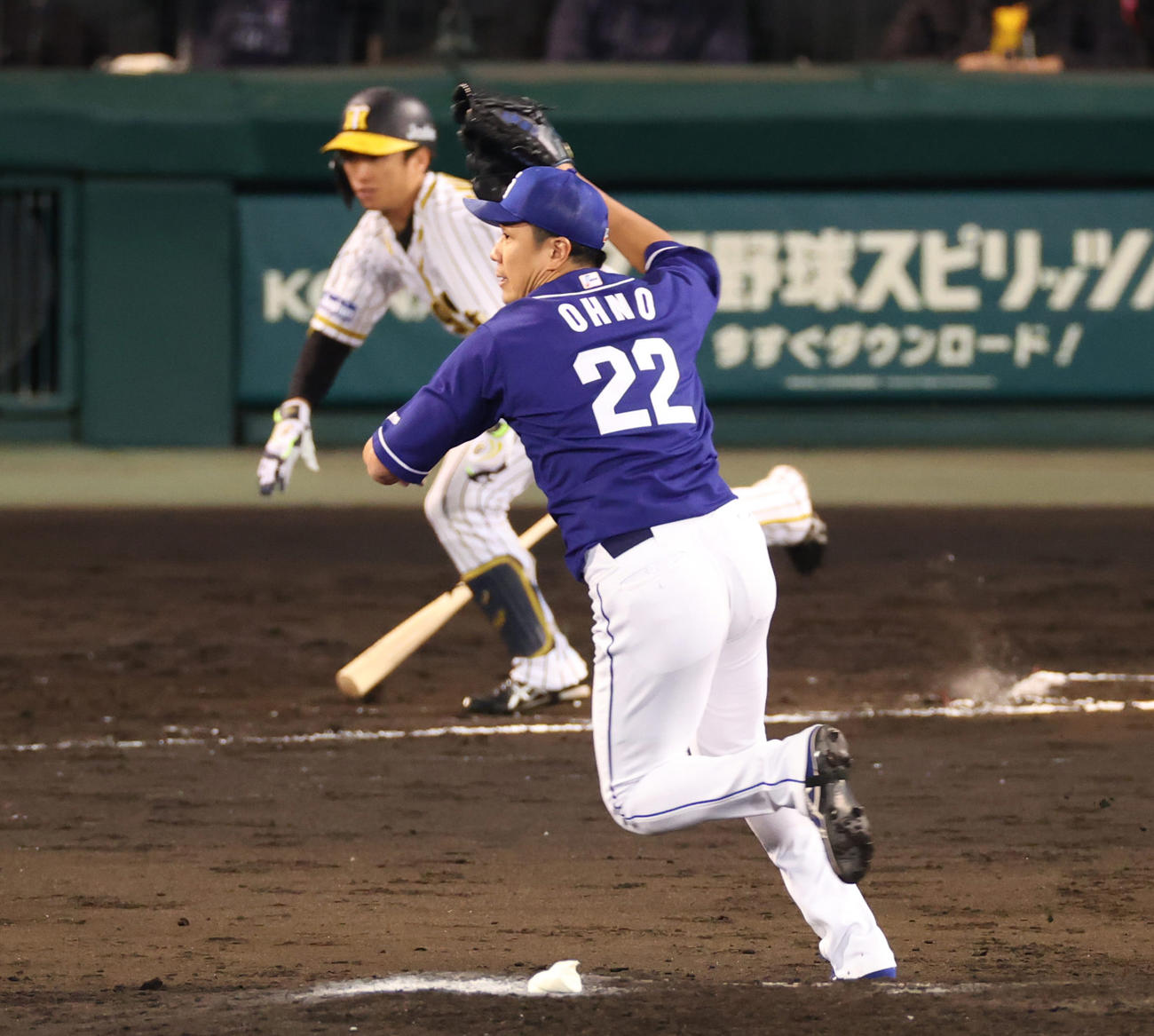 阪神対中日　6回裏阪神2死二塁、右前打を放つ近本光司（撮影・清水貴仁）