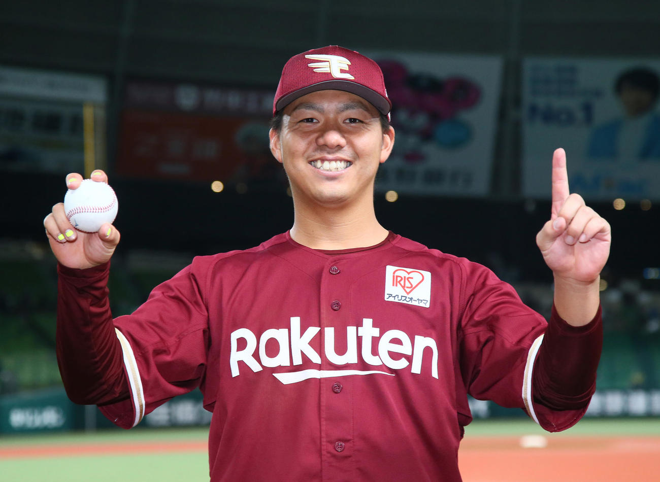 西武対楽天　プロ初本塁打球を手に笑顔を見せる楽天田中貴（撮影・足立雅史）