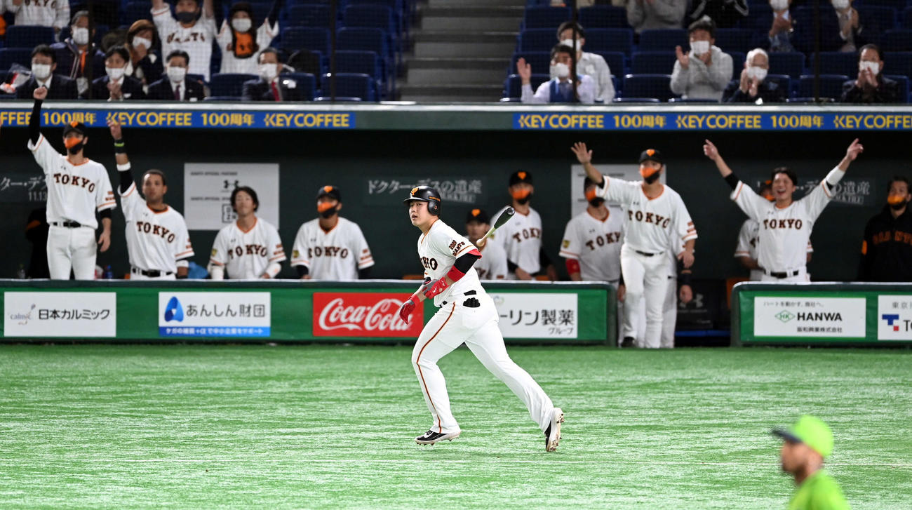 巨人対ヤクルト　3回裏巨人2死二塁、左越え2点本塁打を放ち打球の行方を見る岡本（撮影・たえ見朱実）
