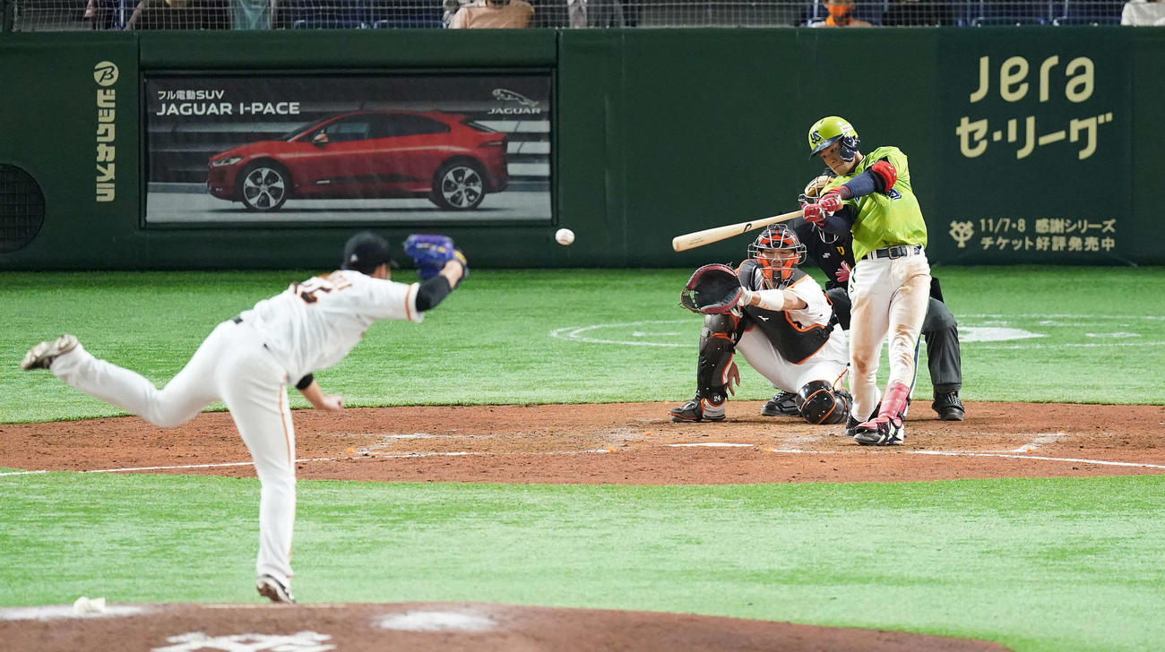 巨人対ヤクルト　5回表ヤクルト2死二、三塁、右前適時打を放つ塩見。投手今村（撮影・鈴木みどり）