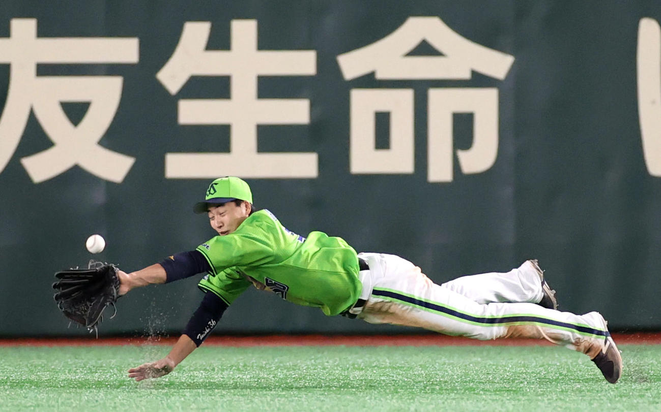 巨人対ヤクルト　6回裏巨人無死、丸の打球に飛び付くも、捕球できず二塁打を許す広岡（撮影・狩俣裕三）