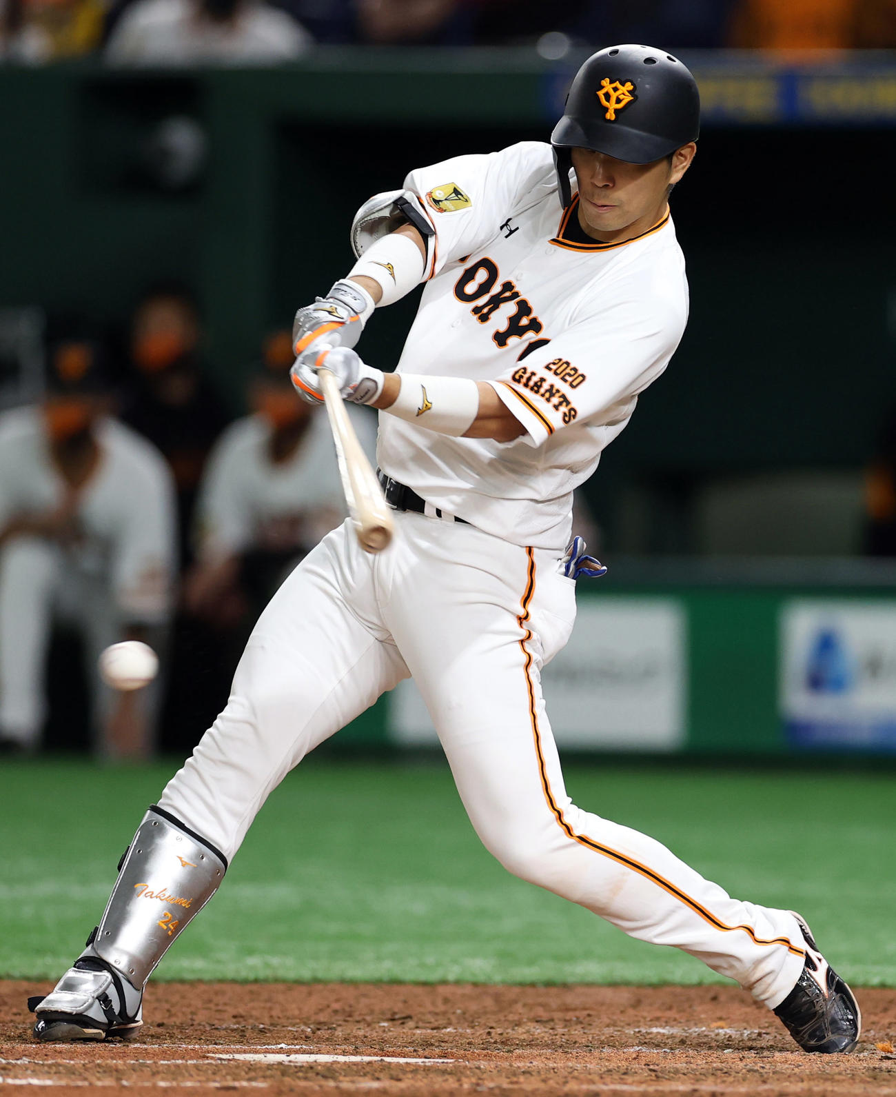 巨人対ヤクルト　6回裏巨人1死三塁、適時打を放つ大城（撮影・狩俣裕三）