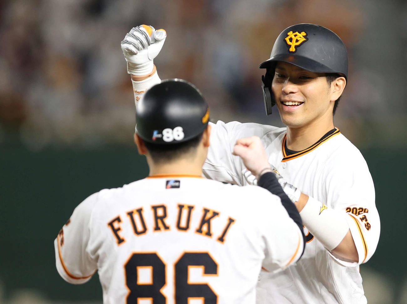 巨人対ヤクルト　6回裏巨人1死三塁、左前に的打を放った大城はガッツポーズを見せる（撮影・河野匠）