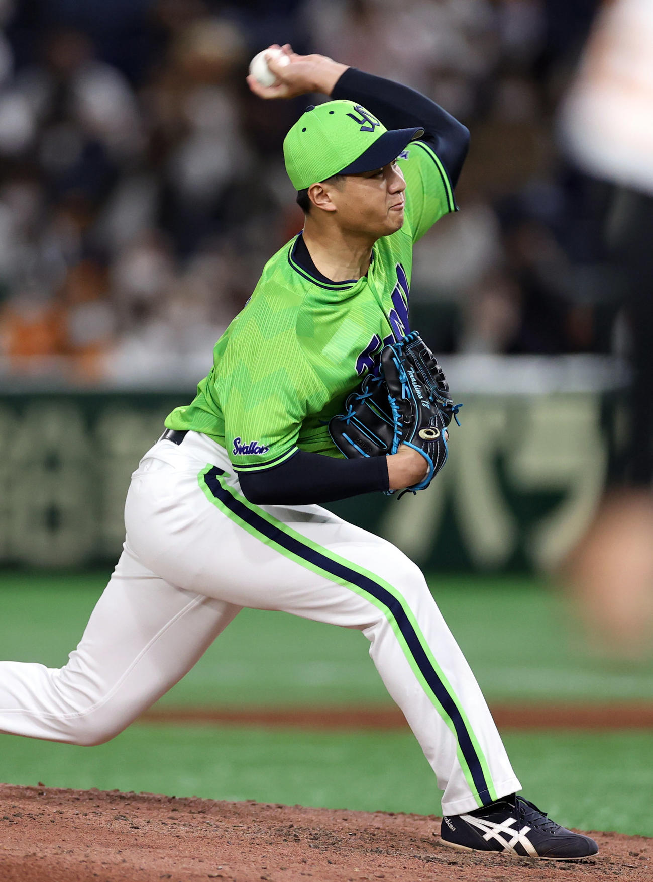 巨人対ヤクルト　6回裏途中から登板する寺島（撮影・狩俣裕三）