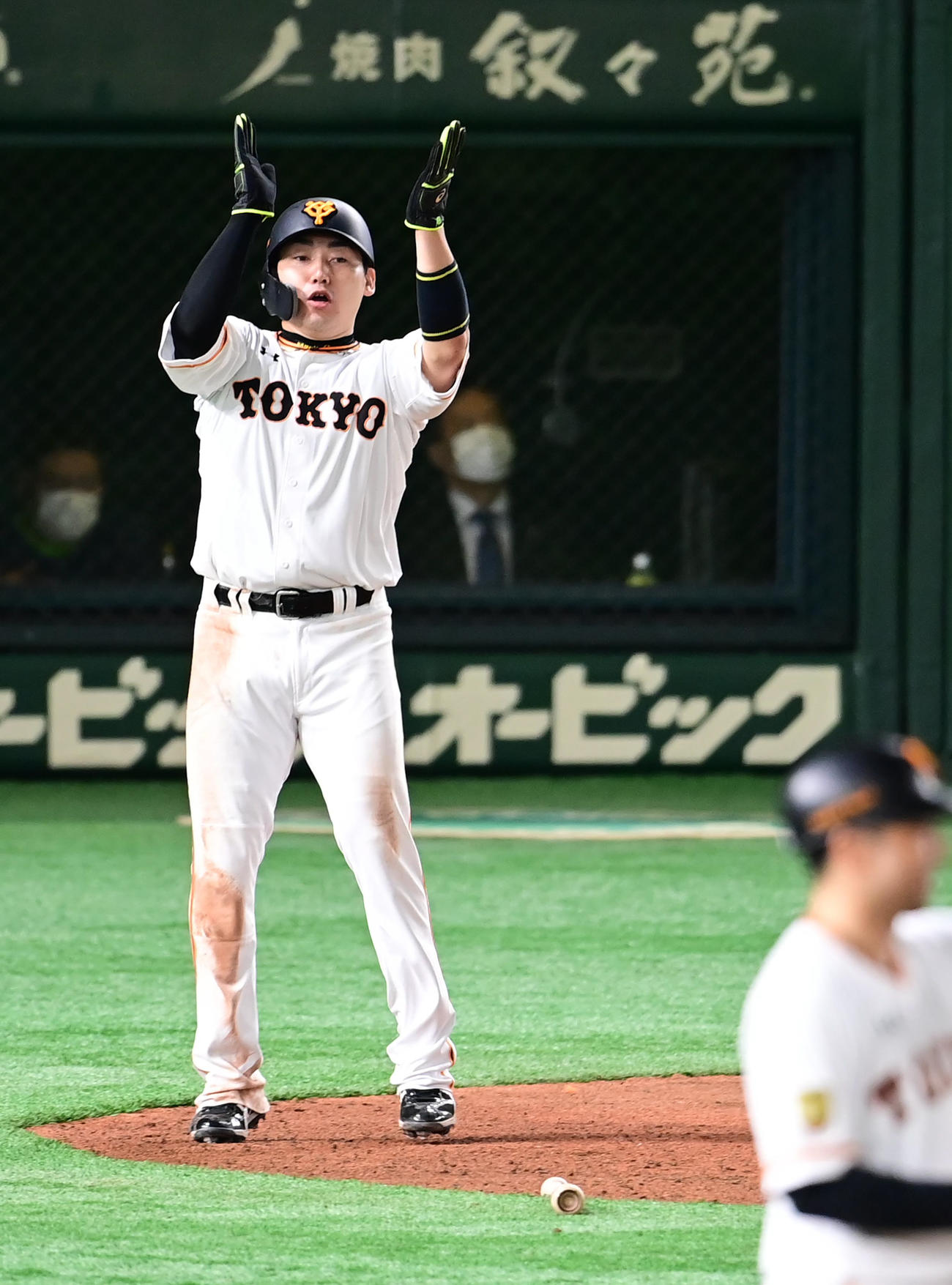 巨人対ヤクルト　6回裏巨人1死三塁、生還を果たした三塁走者の丸は左前に勝ち越し打を放った大城を祝福する（撮影・小沢裕）